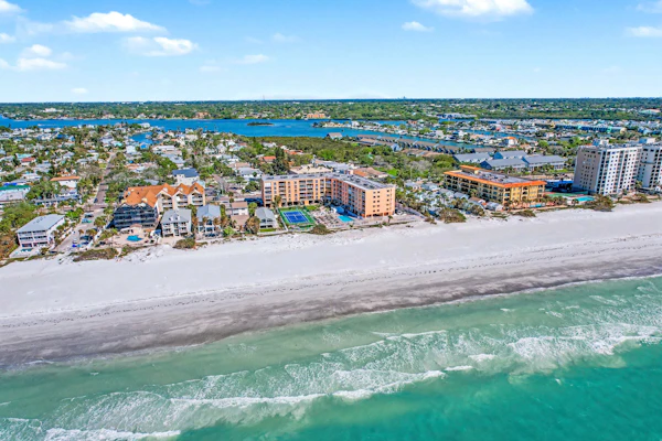 Beachfront condo with pool tennis court and AC Dog friendly