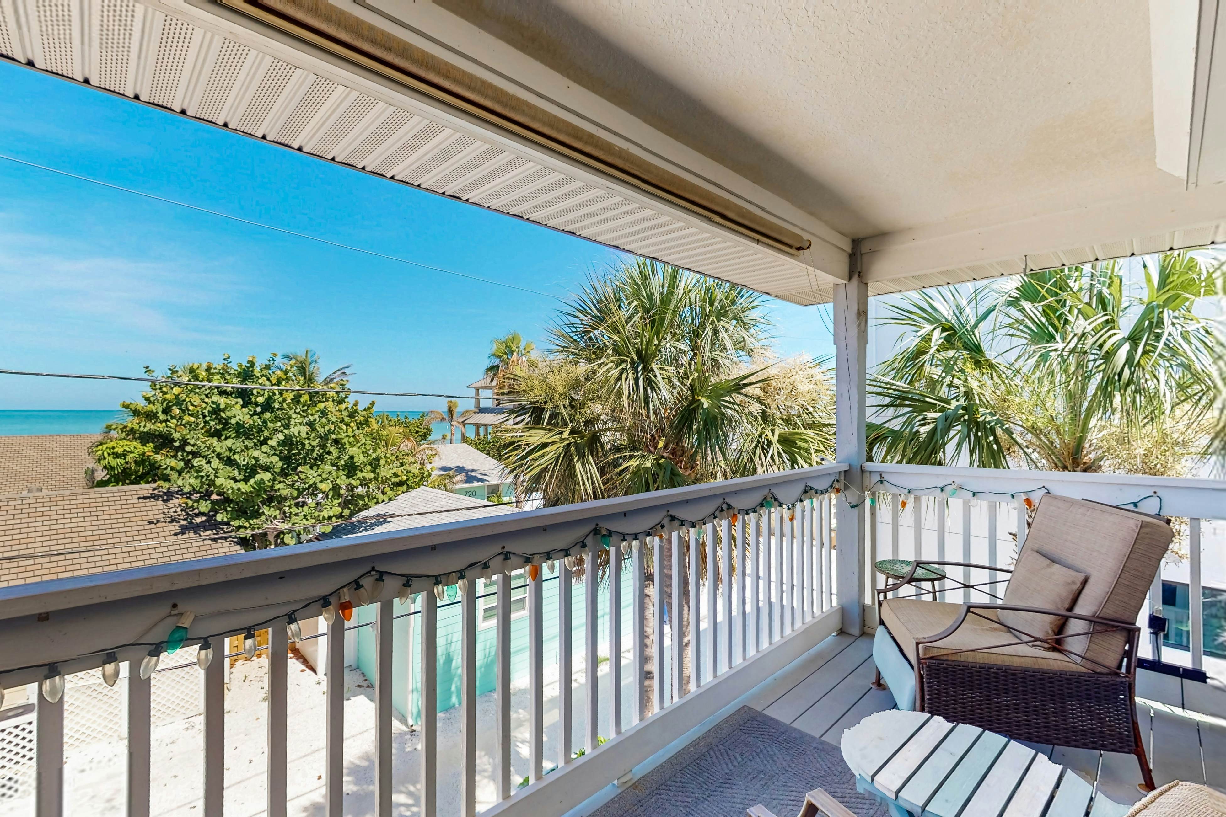 Gulf view and stunning sunsets family friendly steps from beaches WD and WIFI