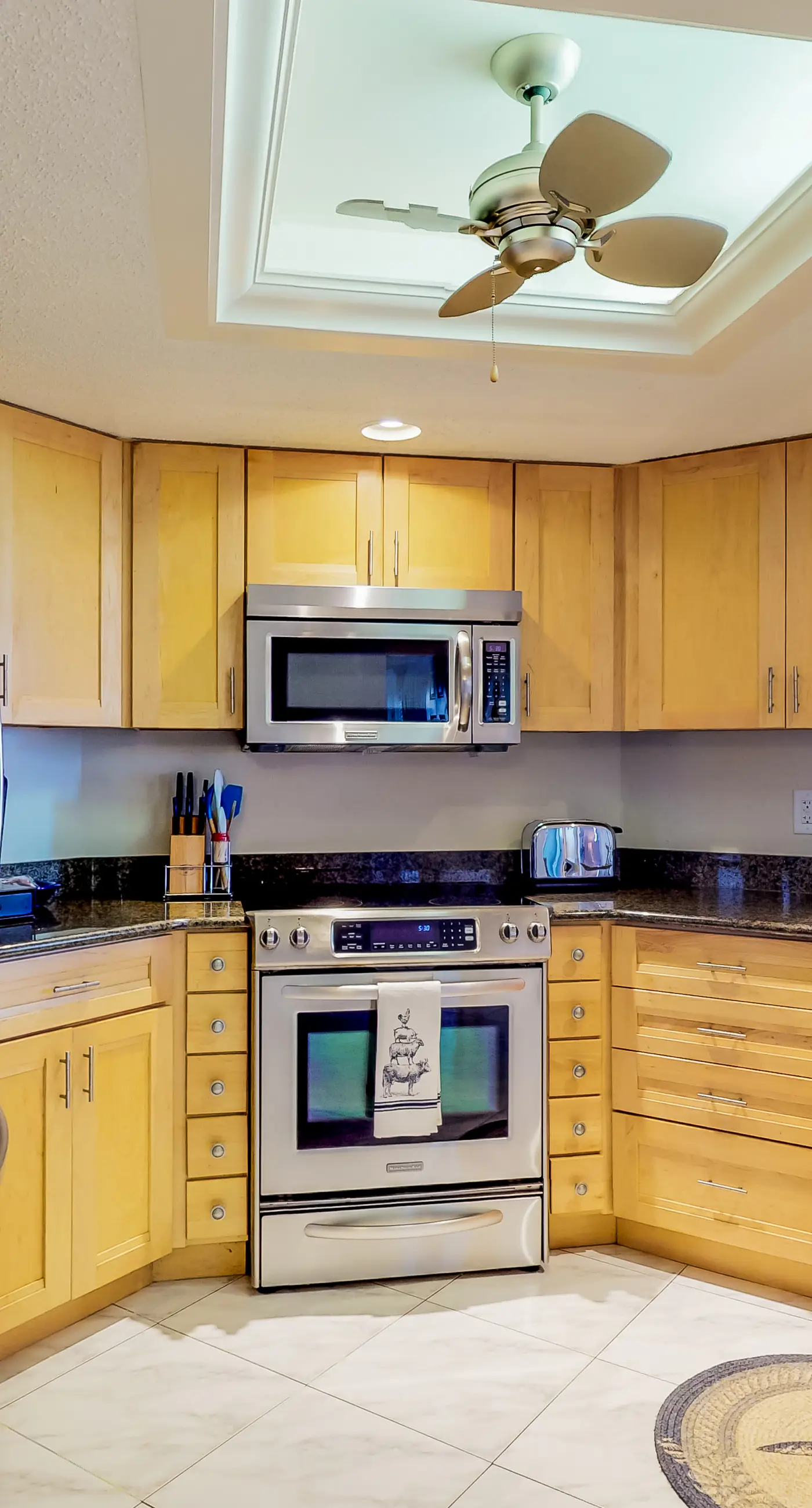 Sunny beachfront condo with pool access to beach attractions