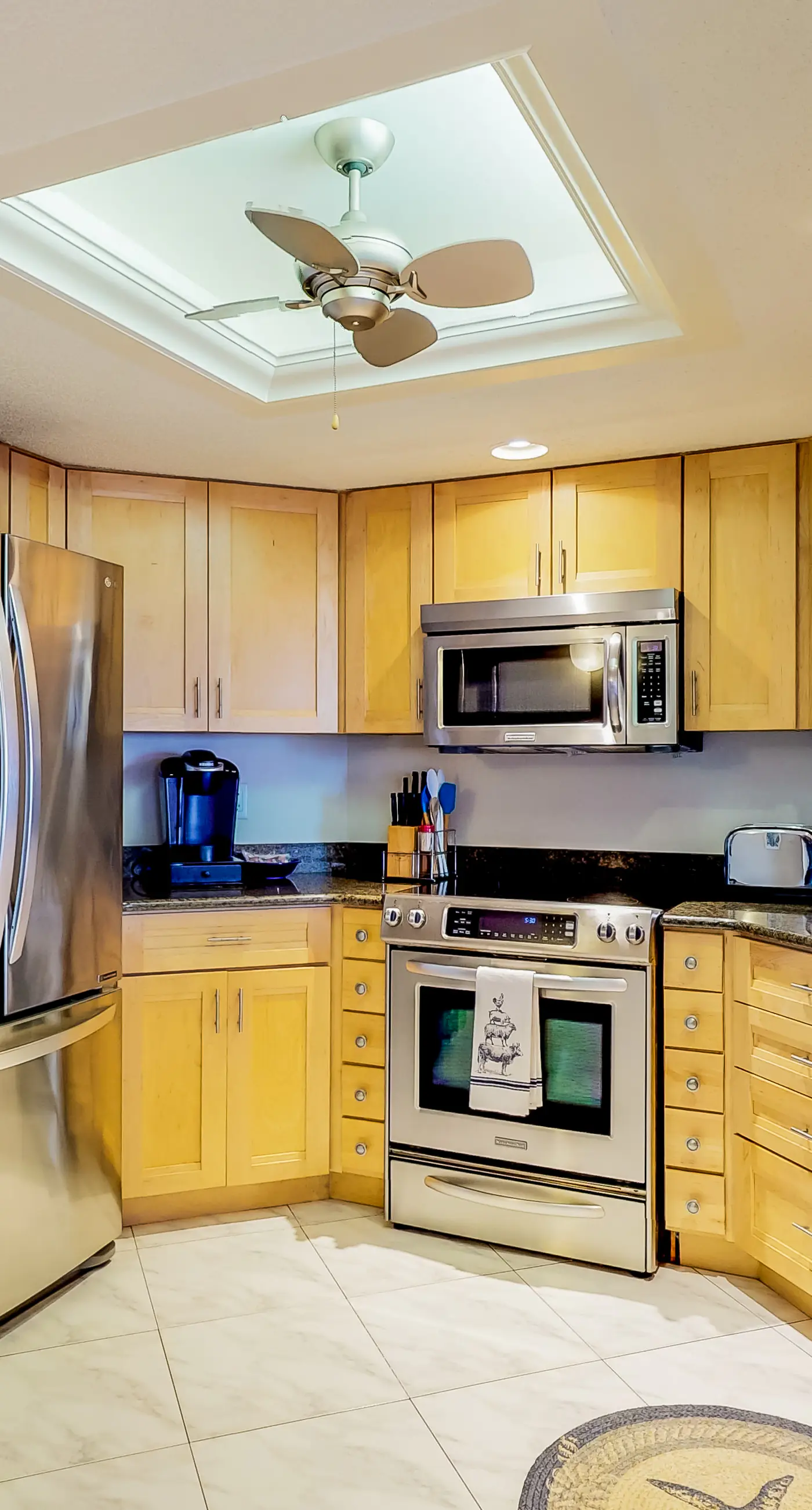Sunny beachfront condo with pool access to beach attractions