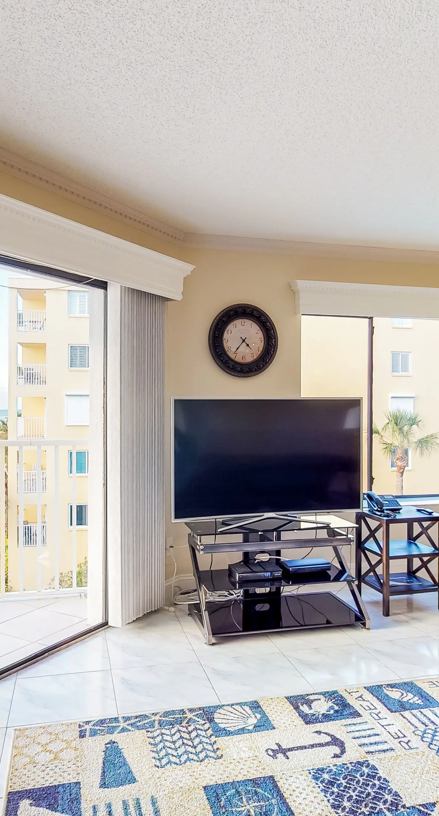Sunny beachfront condo with pool access to beach attractions