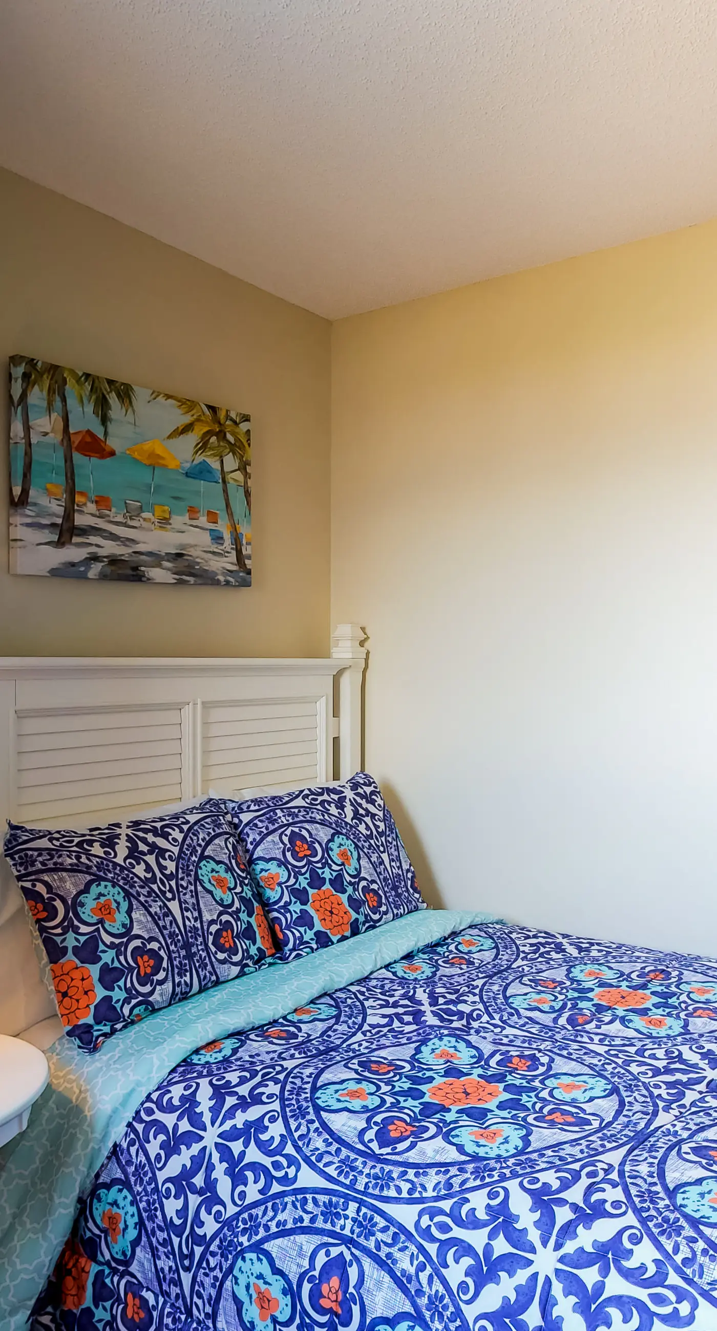 Sunny beachfront condo with pool access to beach attractions