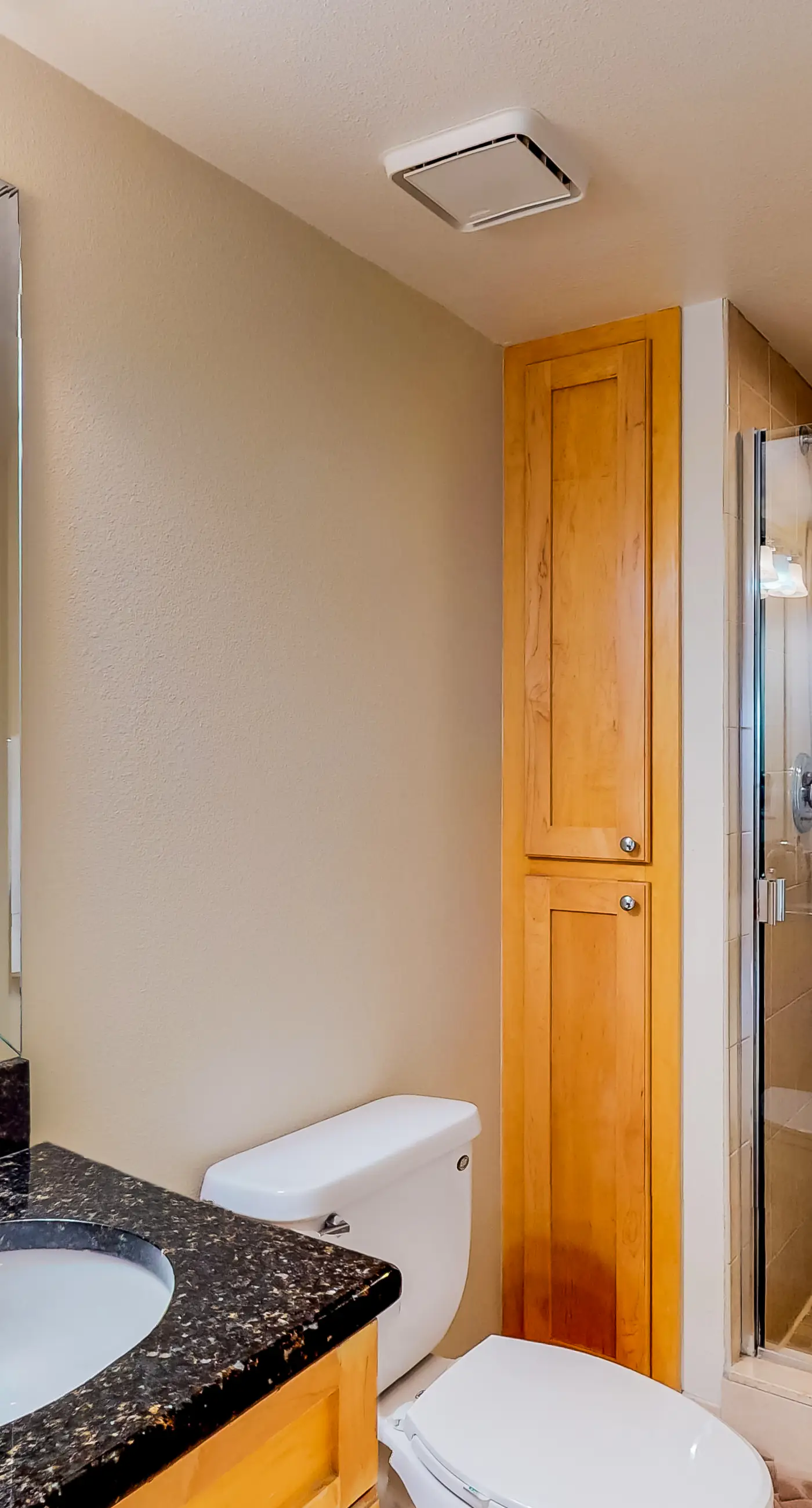 Sunny beachfront condo with pool access to beach attractions
