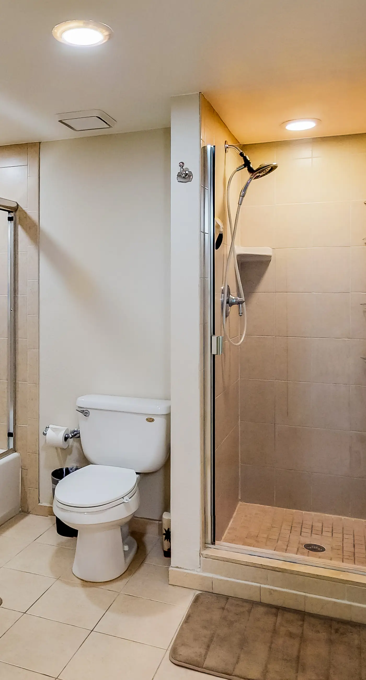 Sunny beachfront condo with pool access to beach attractions