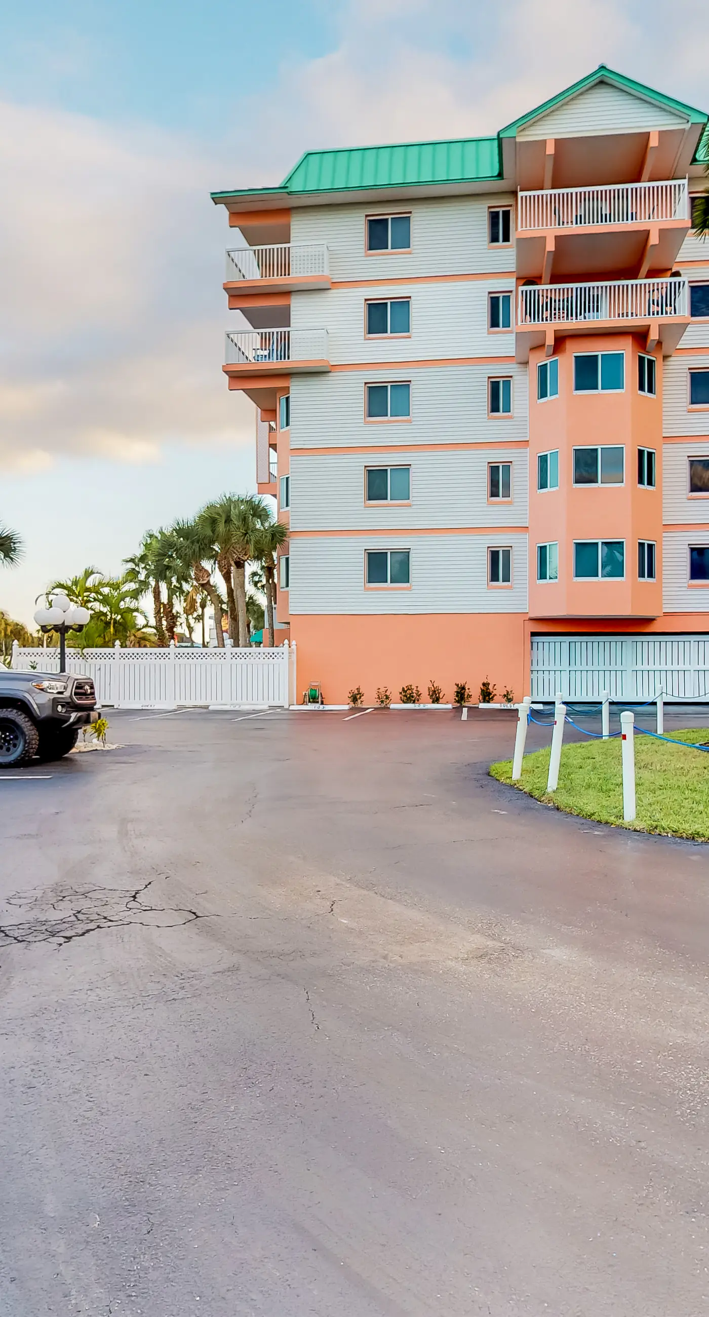 Sunny beachfront condo with pool access to beach attractions