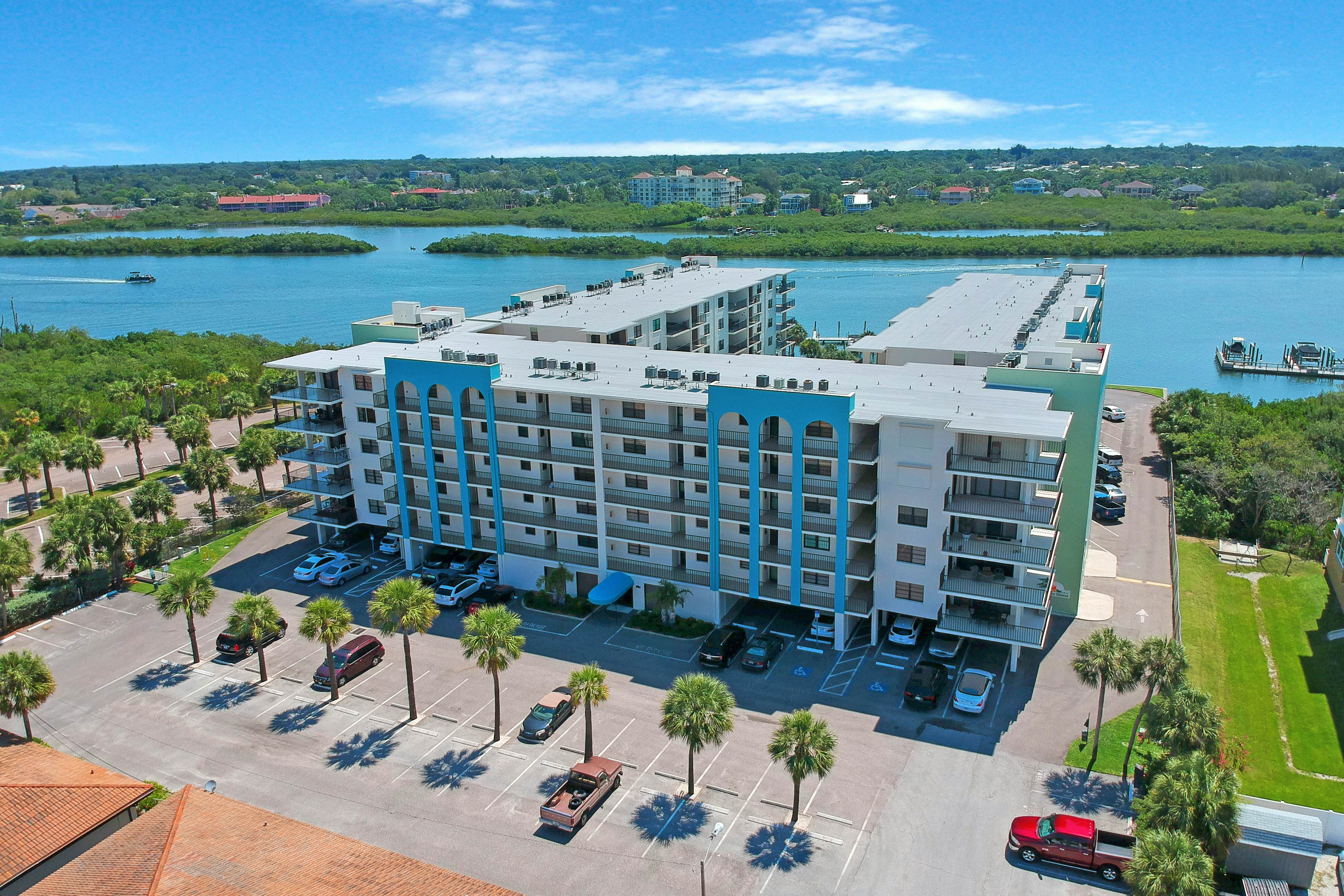Light & airy condo with balcony, pool, hot tub & beach access