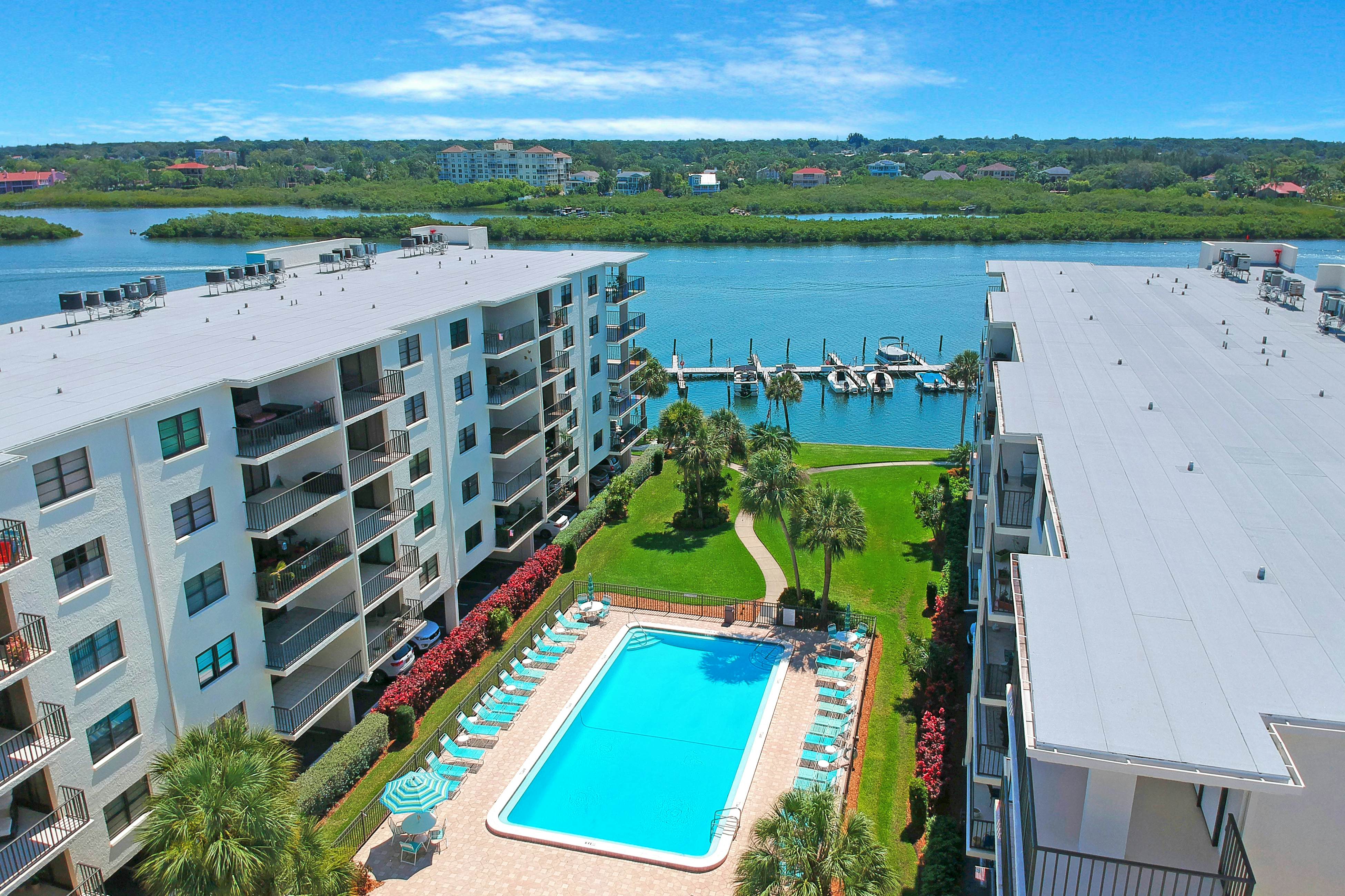 Light & airy condo with balcony, pool, hot tub & beach access