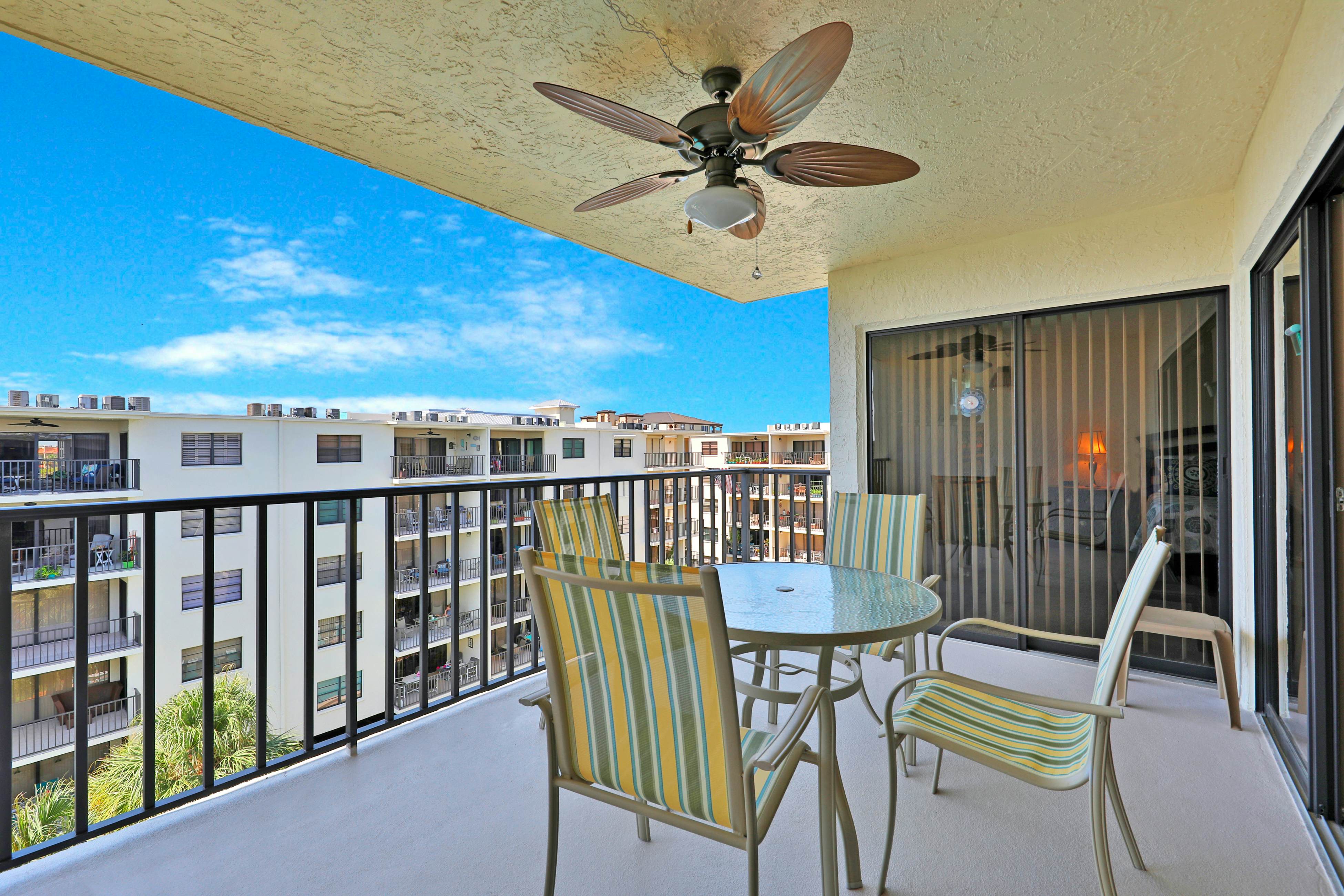 Light & airy condo with balcony, pool, hot tub & beach access