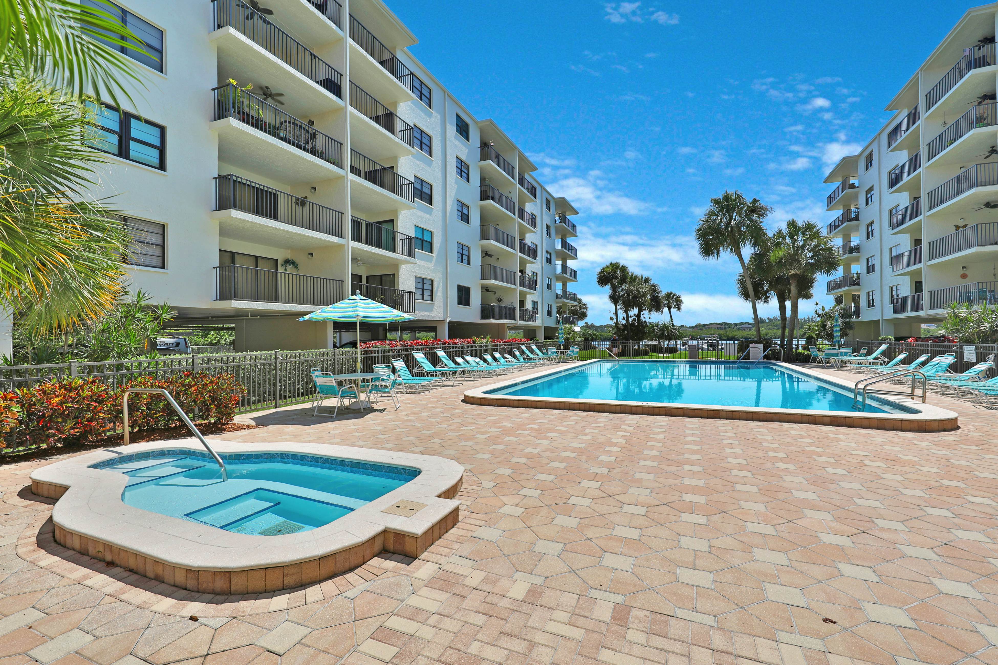Light & airy condo with balcony, pool, hot tub & beach access