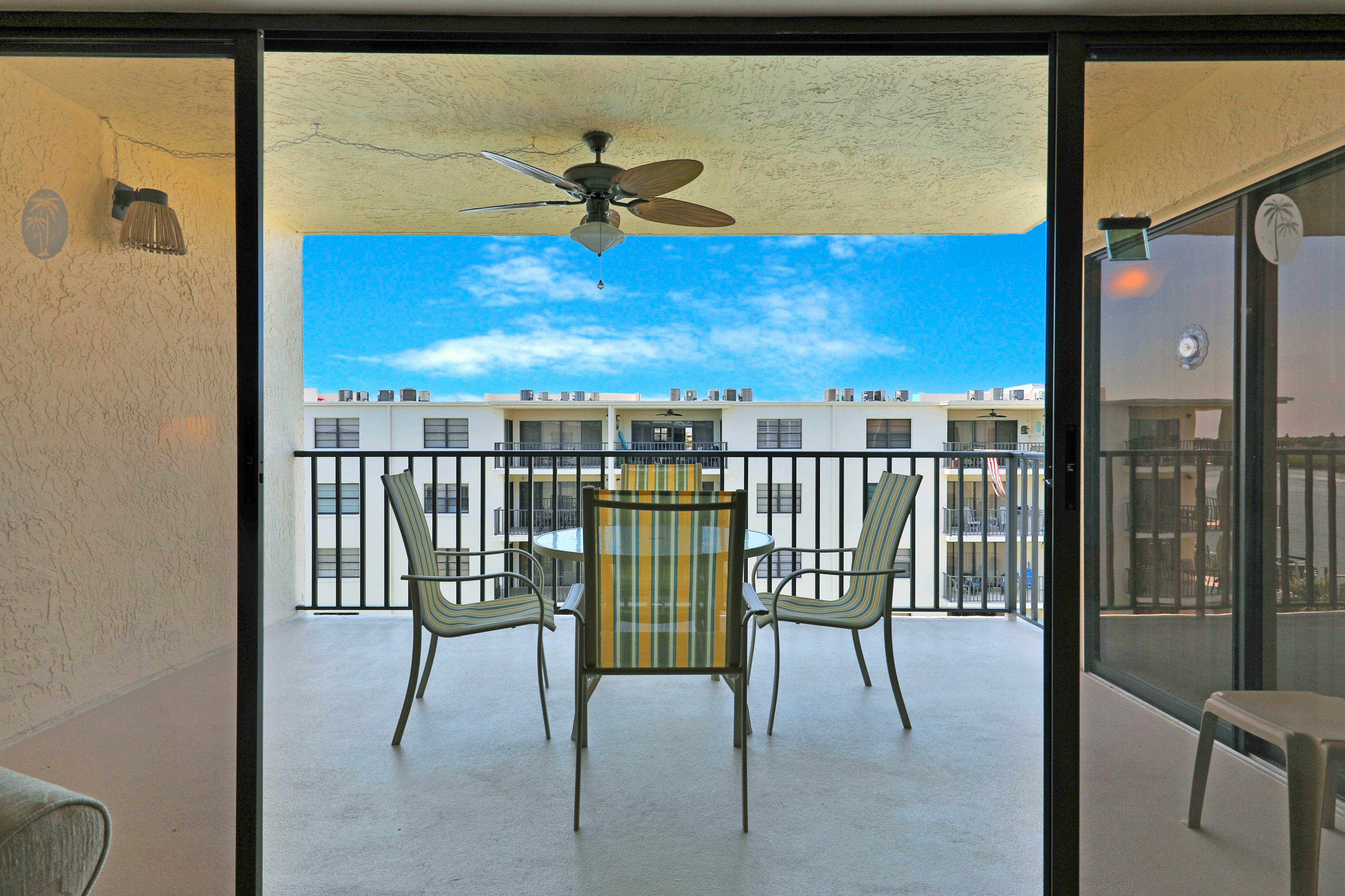 Light & airy condo with balcony, pool, hot tub & beach access