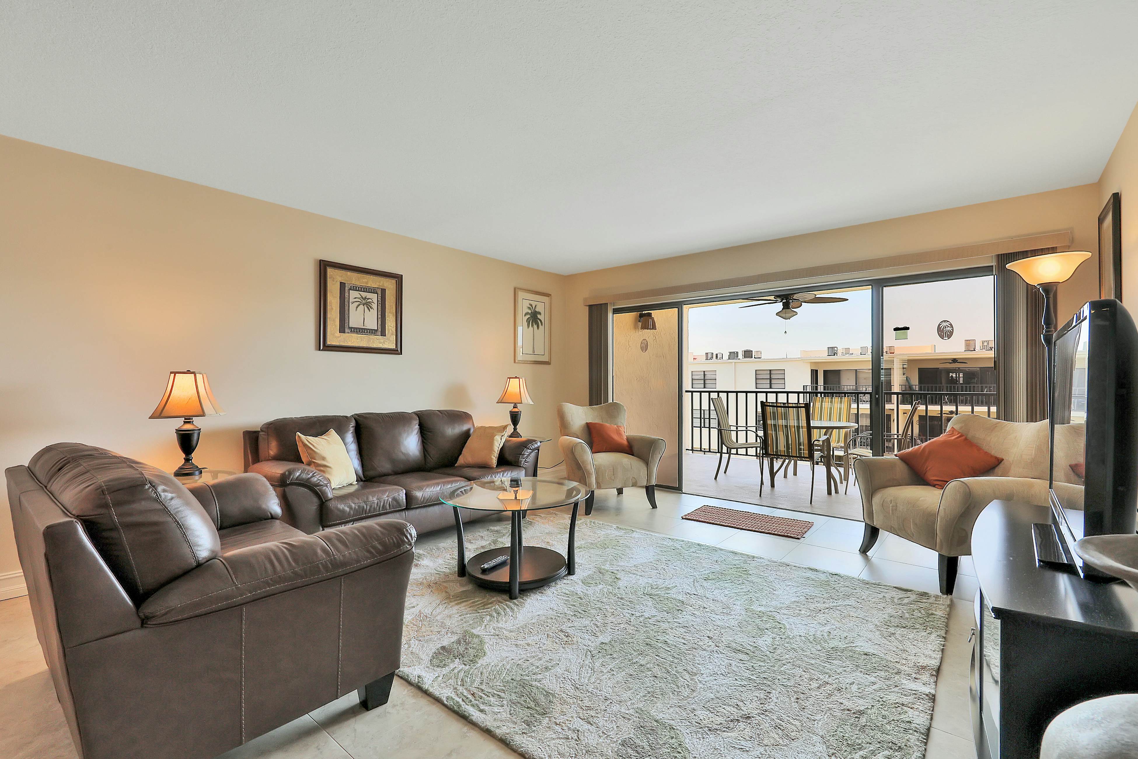 Light & airy condo with balcony, pool, hot tub & beach access