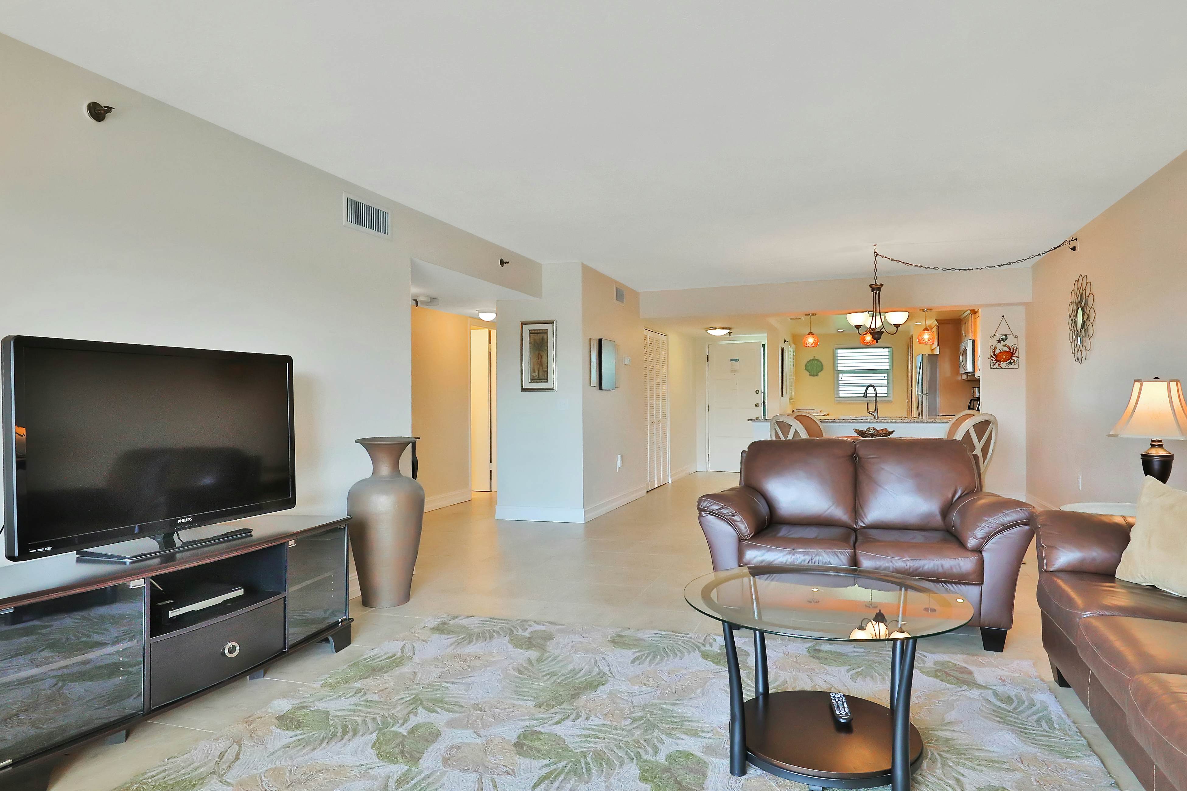 Light & airy condo with balcony, pool, hot tub & beach access