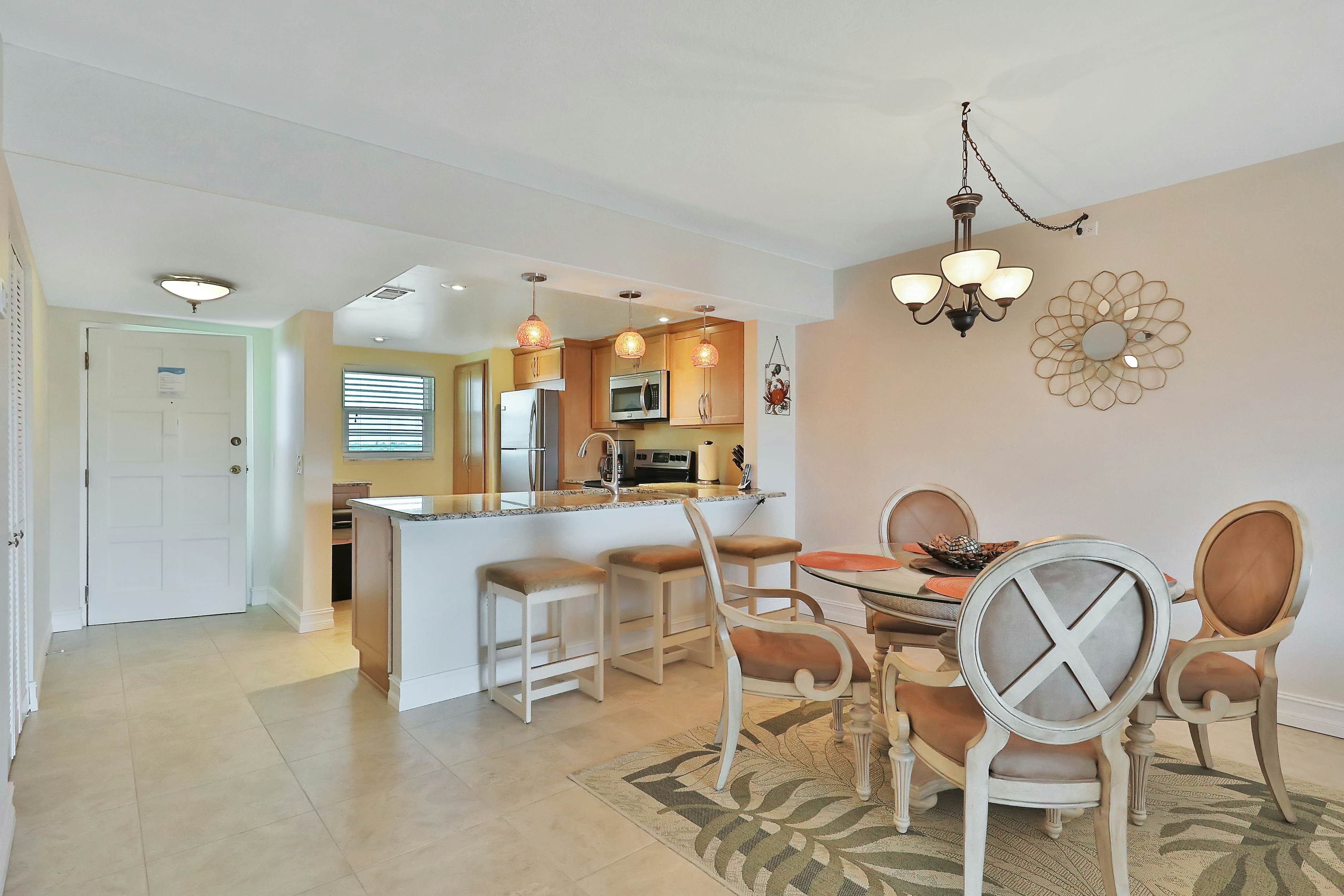Light & airy condo with balcony, pool, hot tub & beach access