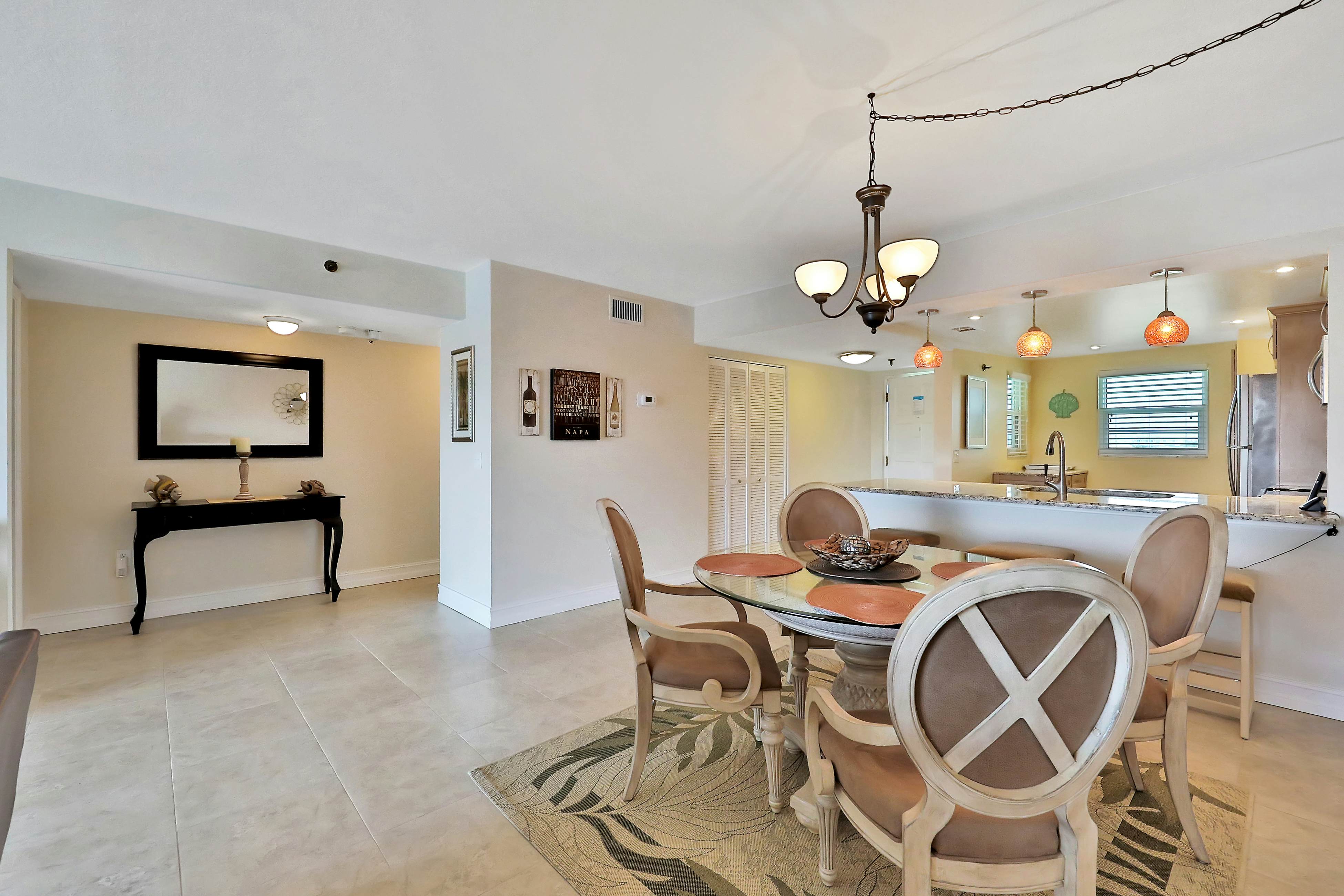 Light & airy condo with balcony, pool, hot tub & beach access