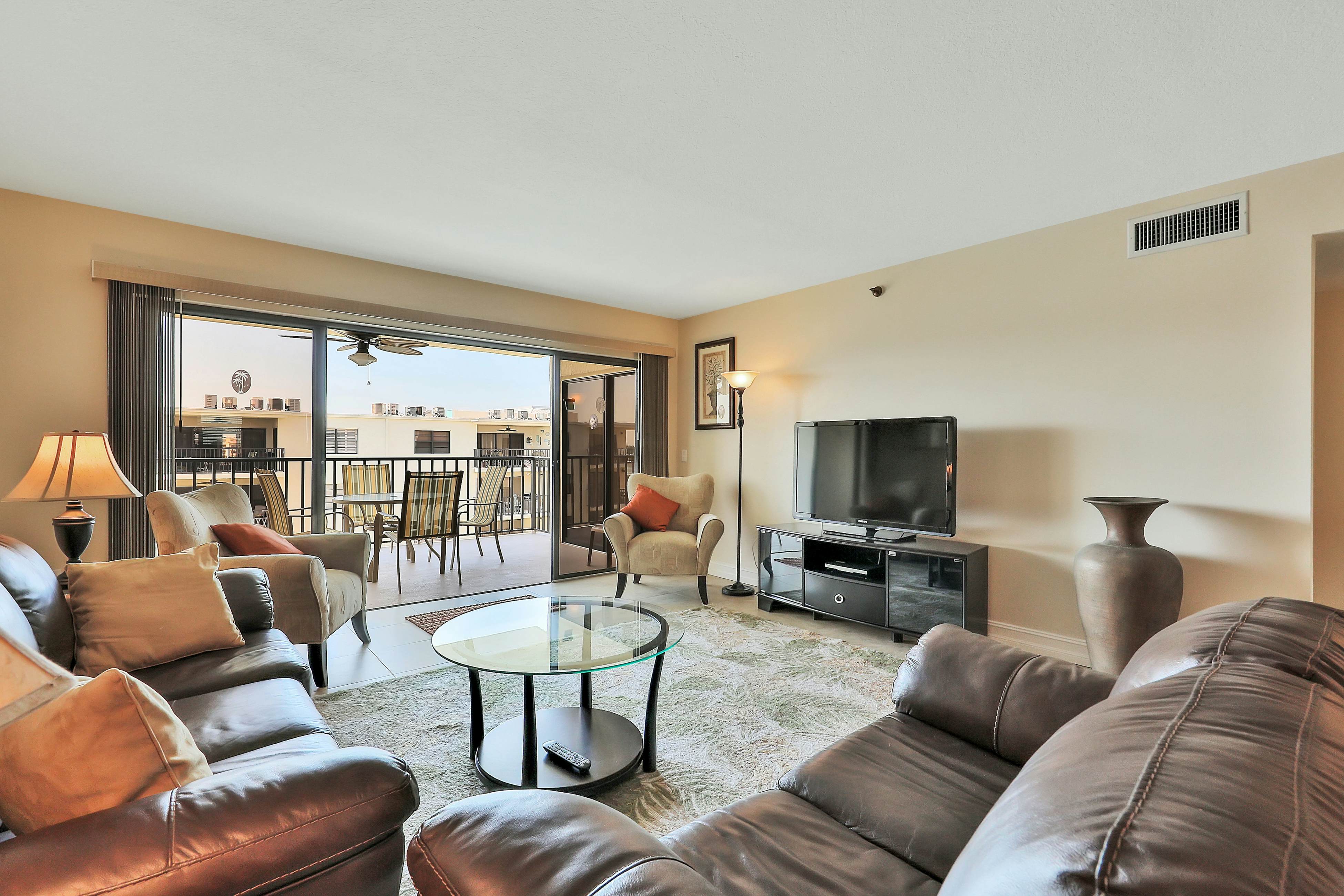 Light & airy condo with balcony, pool, hot tub & beach access