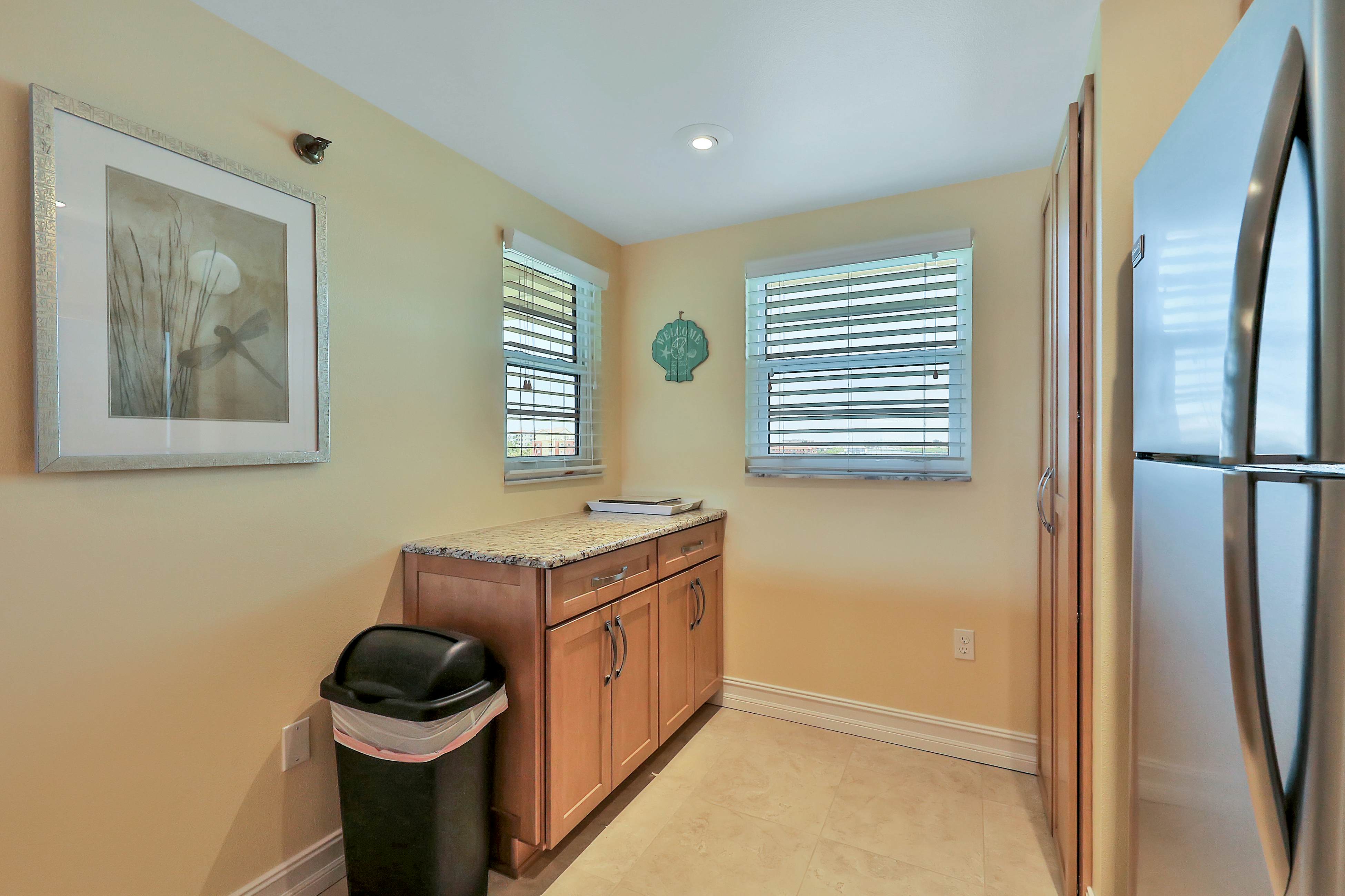 Light & airy condo with balcony, pool, hot tub & beach access