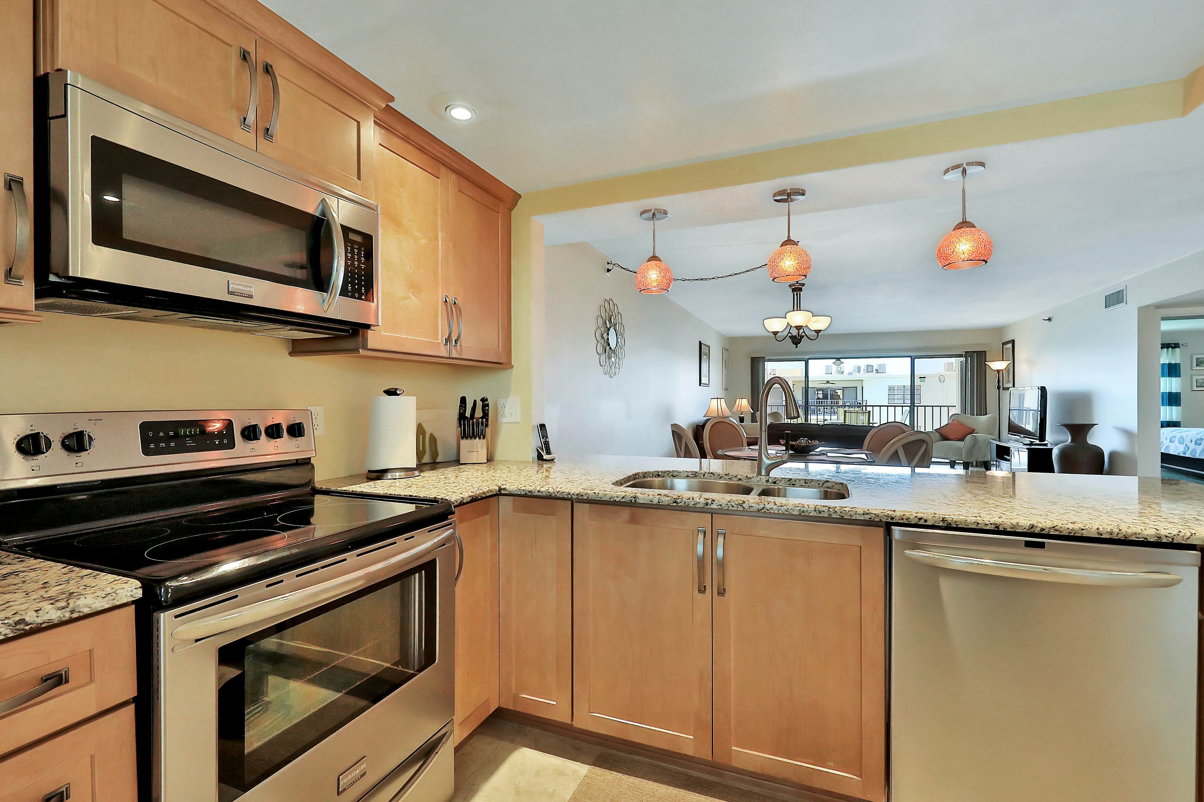 Light & airy condo with balcony, pool, hot tub & beach access