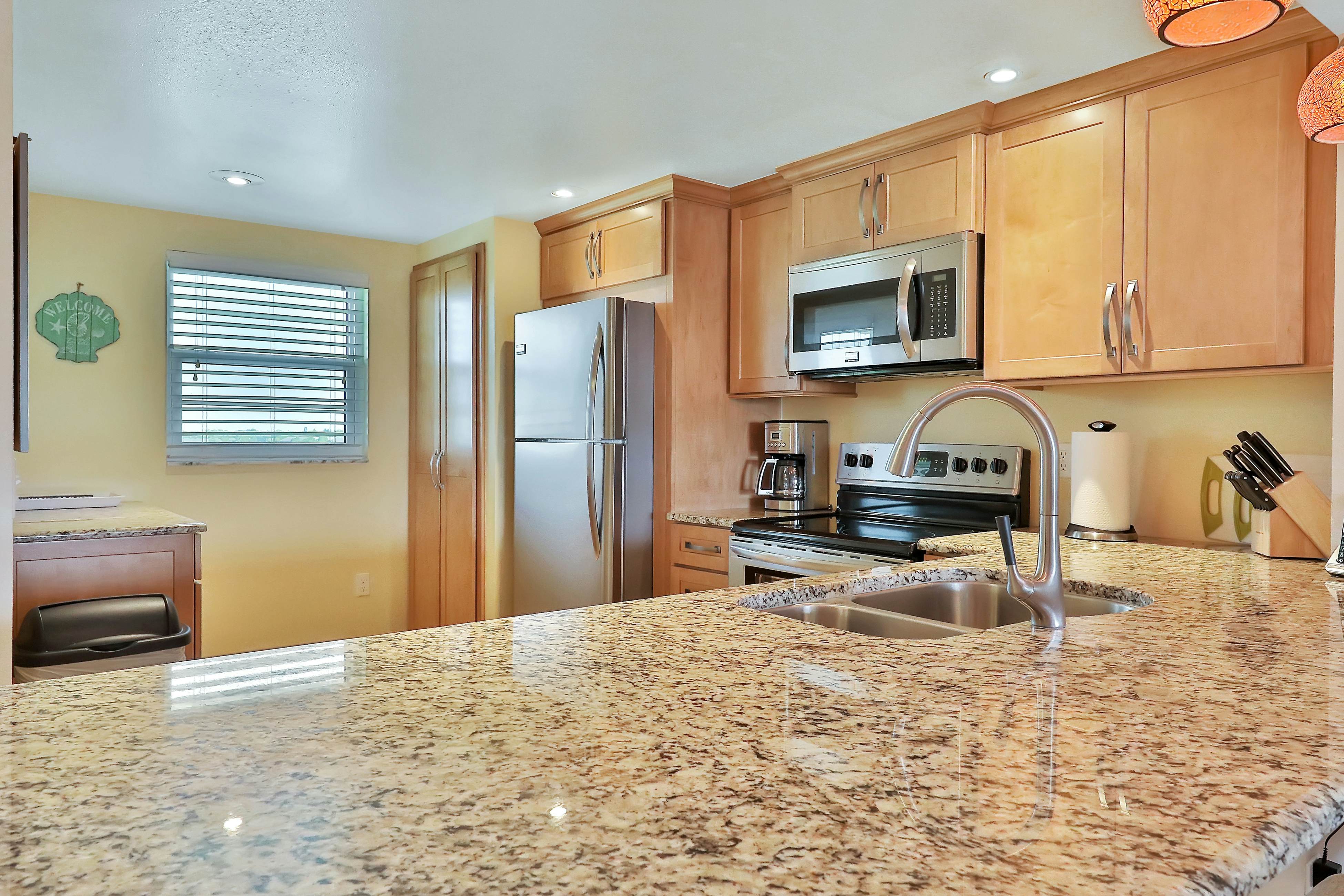 Light & airy condo with balcony, pool, hot tub & beach access