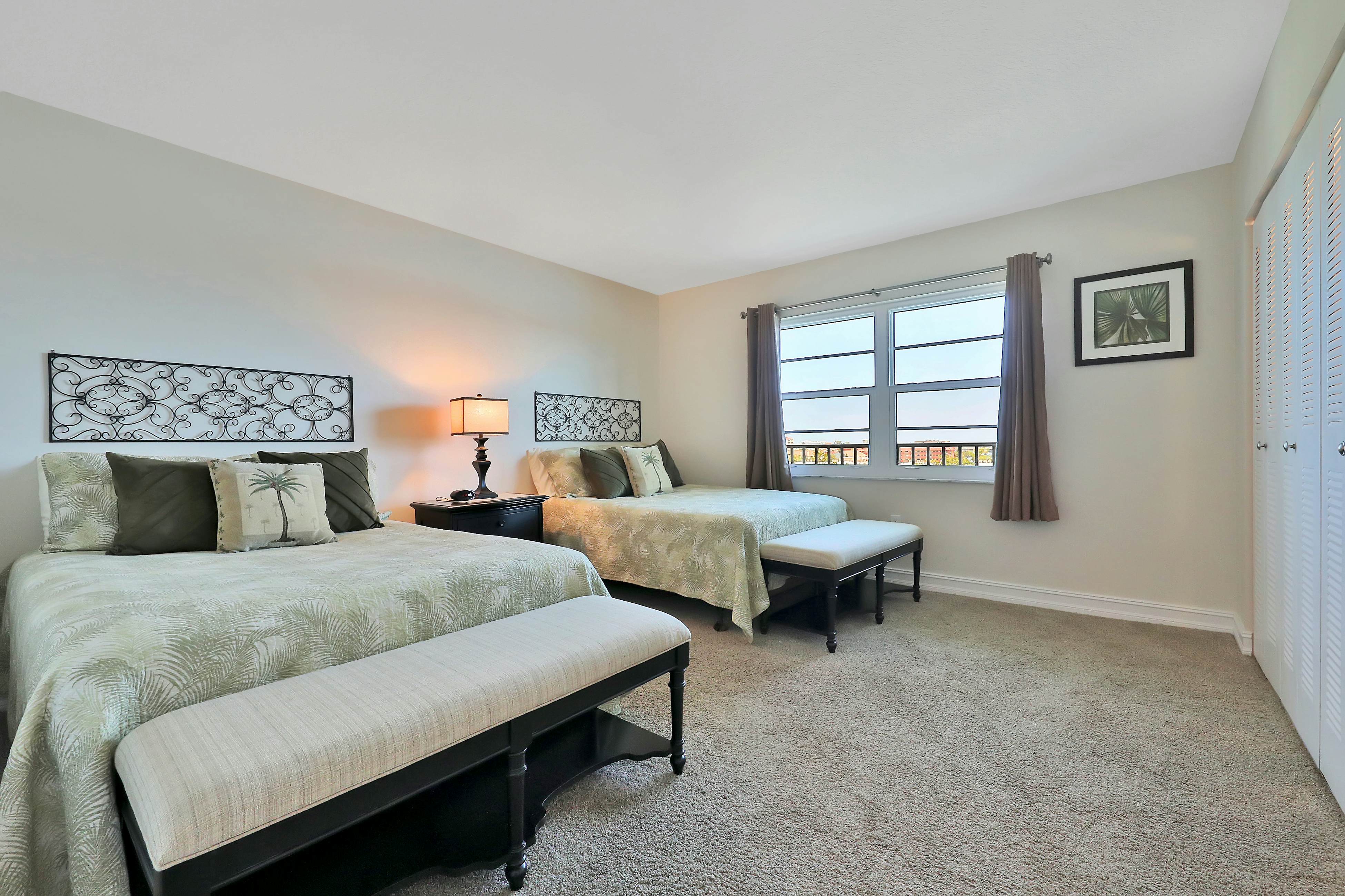 Light & airy condo with balcony, pool, hot tub & beach access