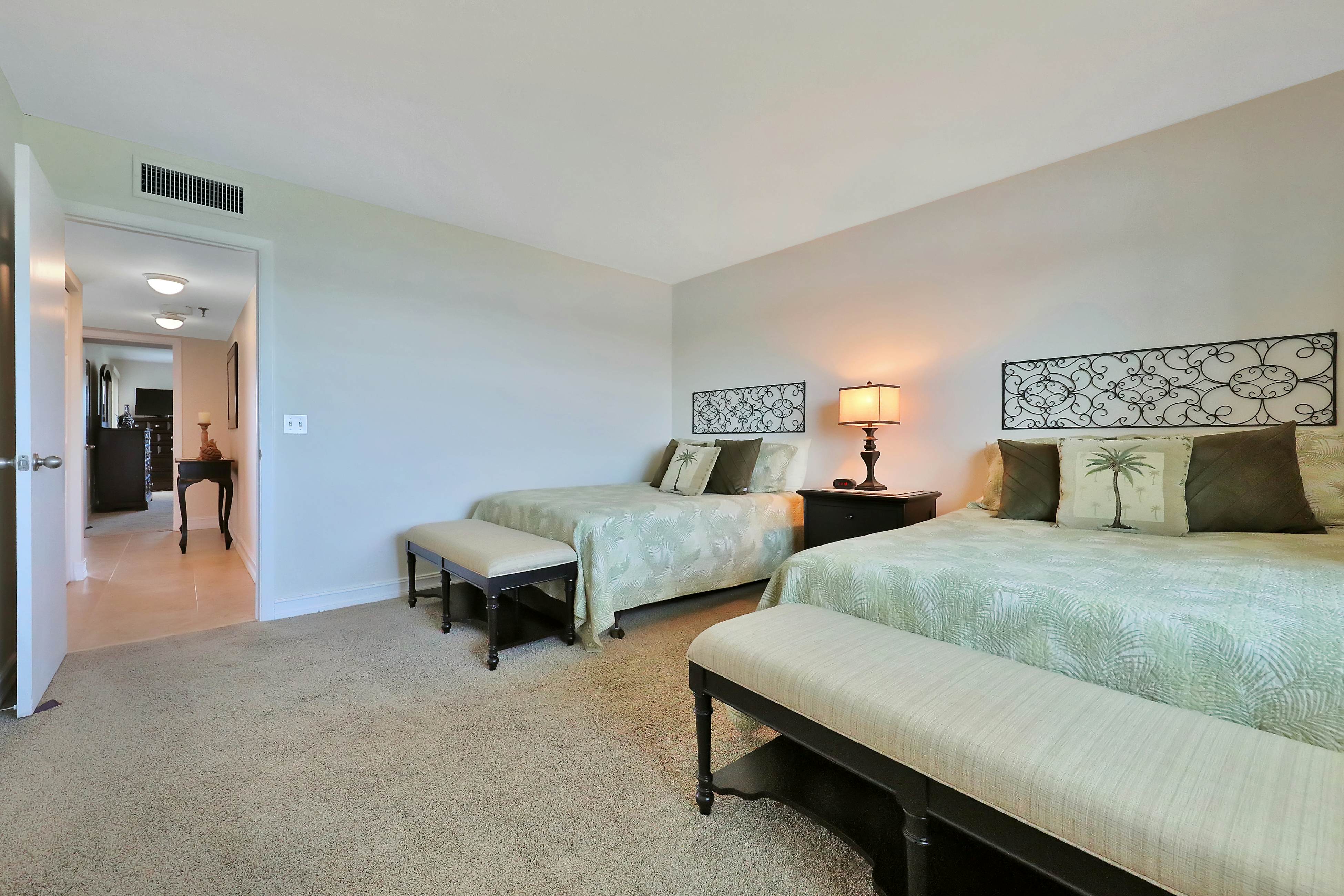 Light & airy condo with balcony, pool, hot tub & beach access