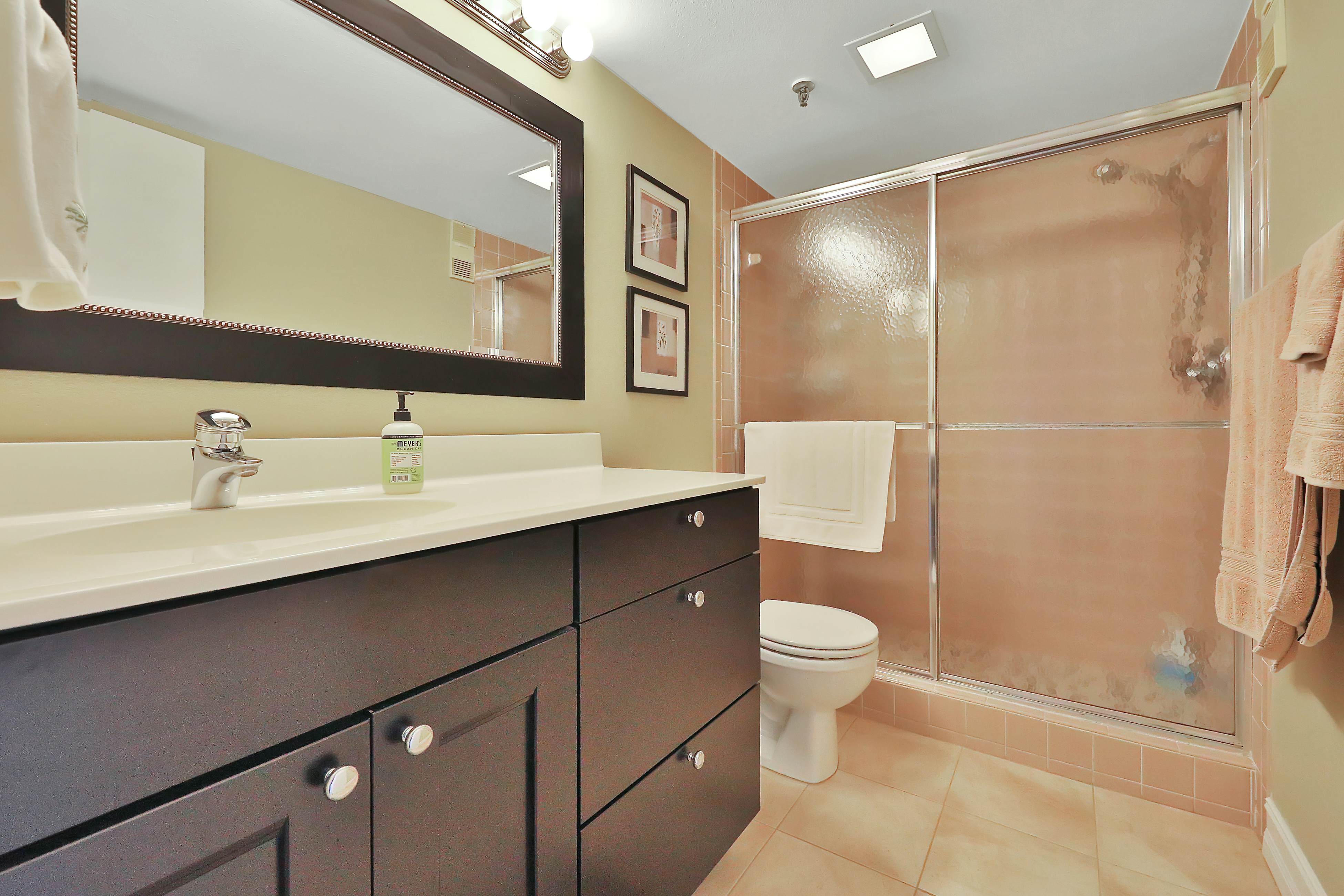 Light & airy condo with balcony, pool, hot tub & beach access