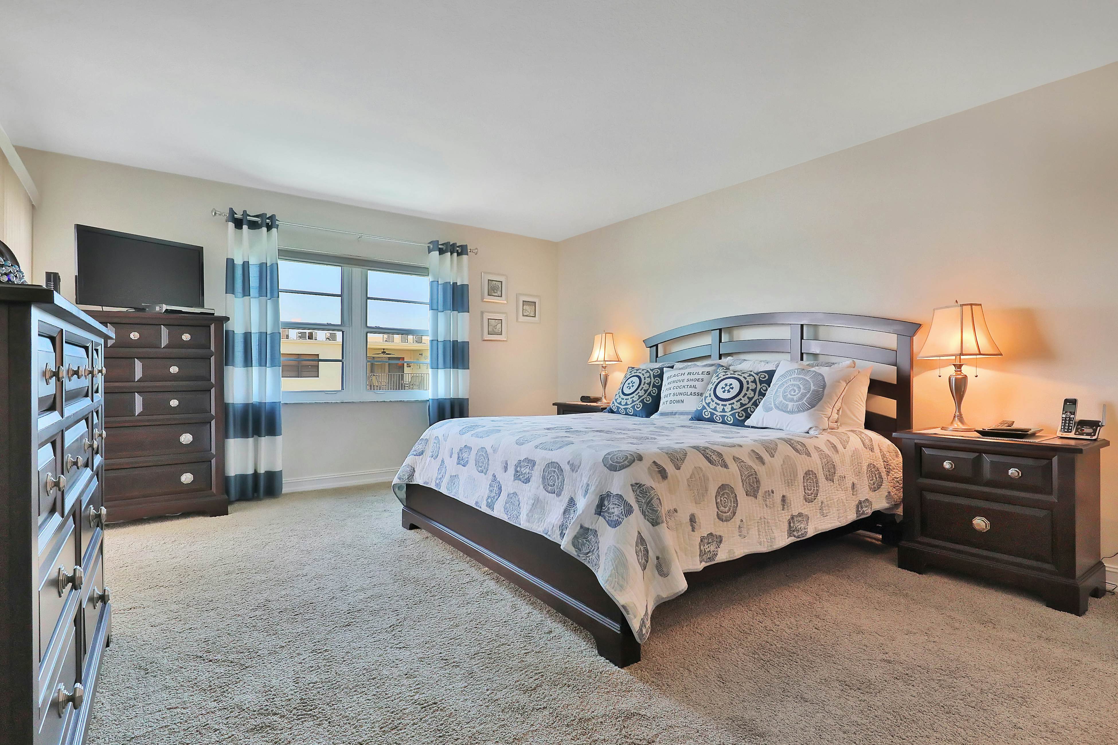 Light & airy condo with balcony, pool, hot tub & beach access