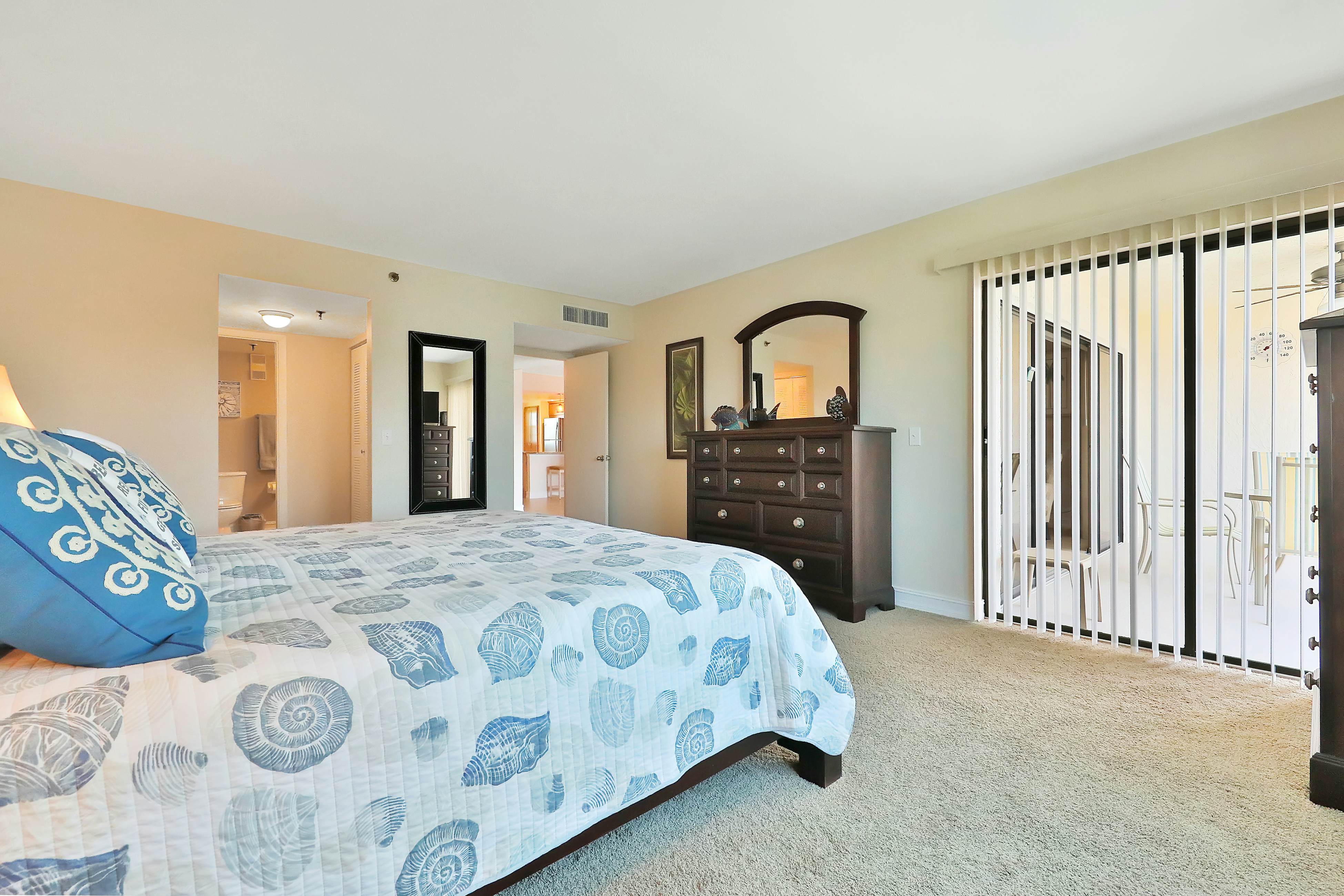 Light & airy condo with balcony, pool, hot tub & beach access