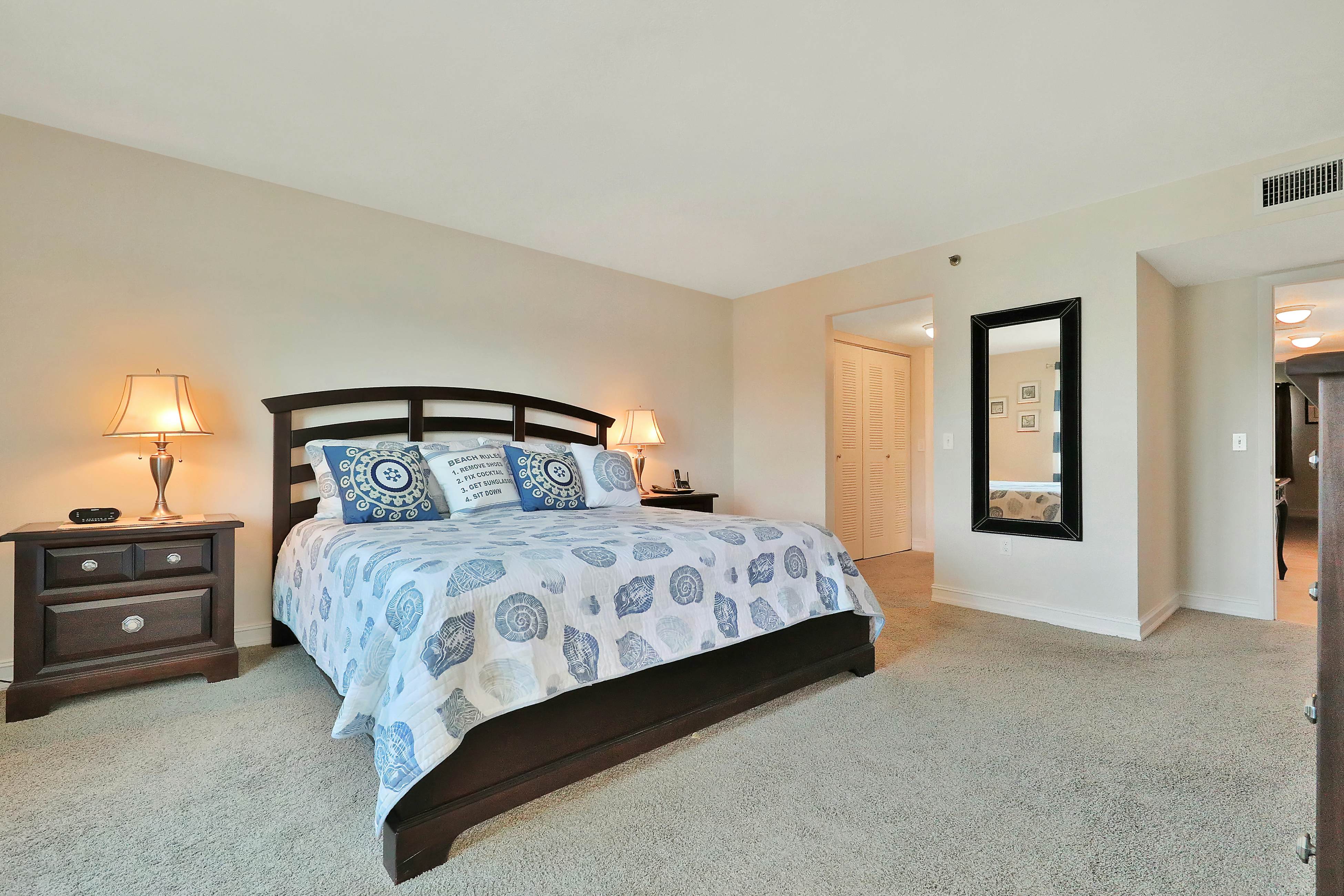 Light & airy condo with balcony, pool, hot tub & beach access