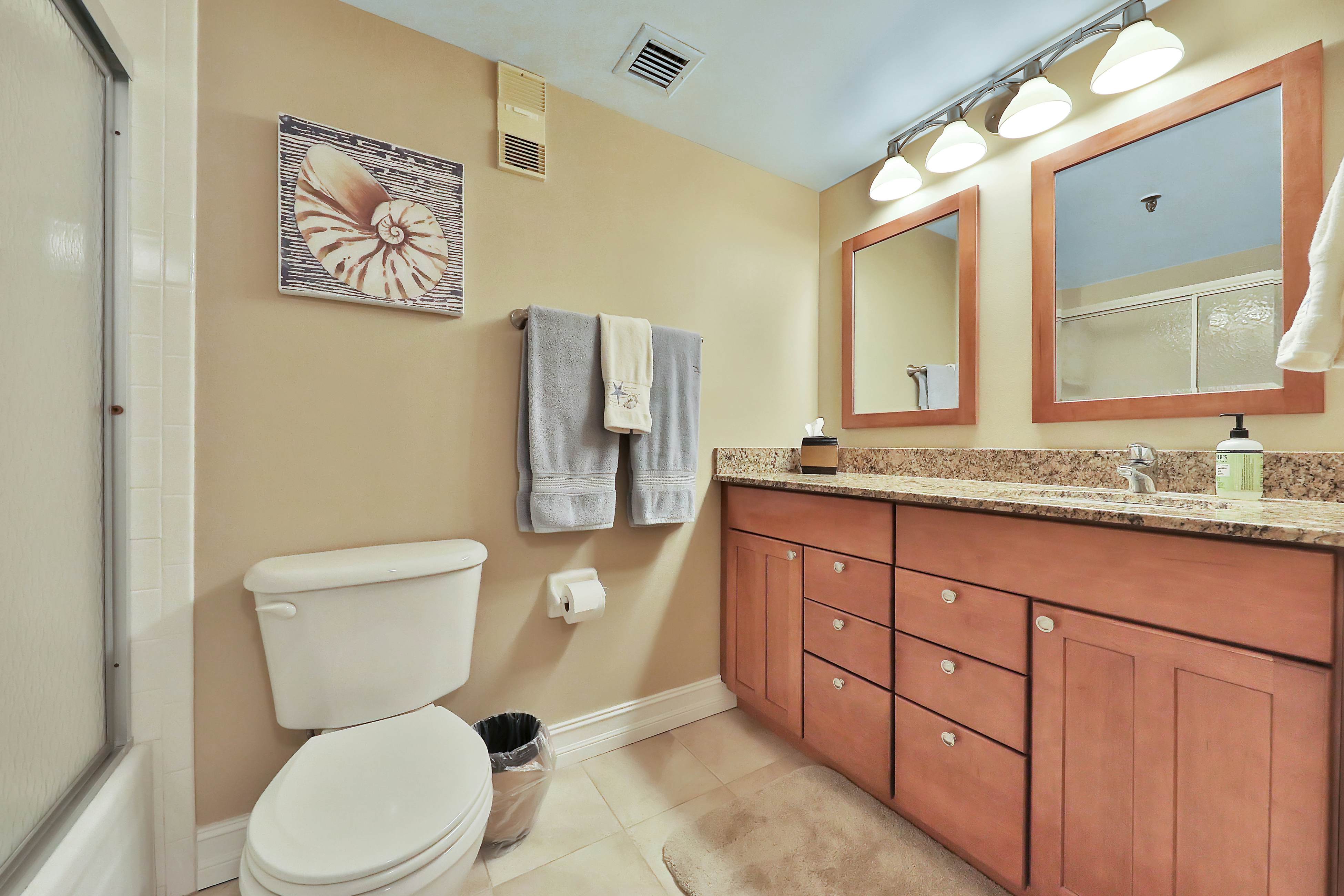 Light & airy condo with balcony, pool, hot tub & beach access