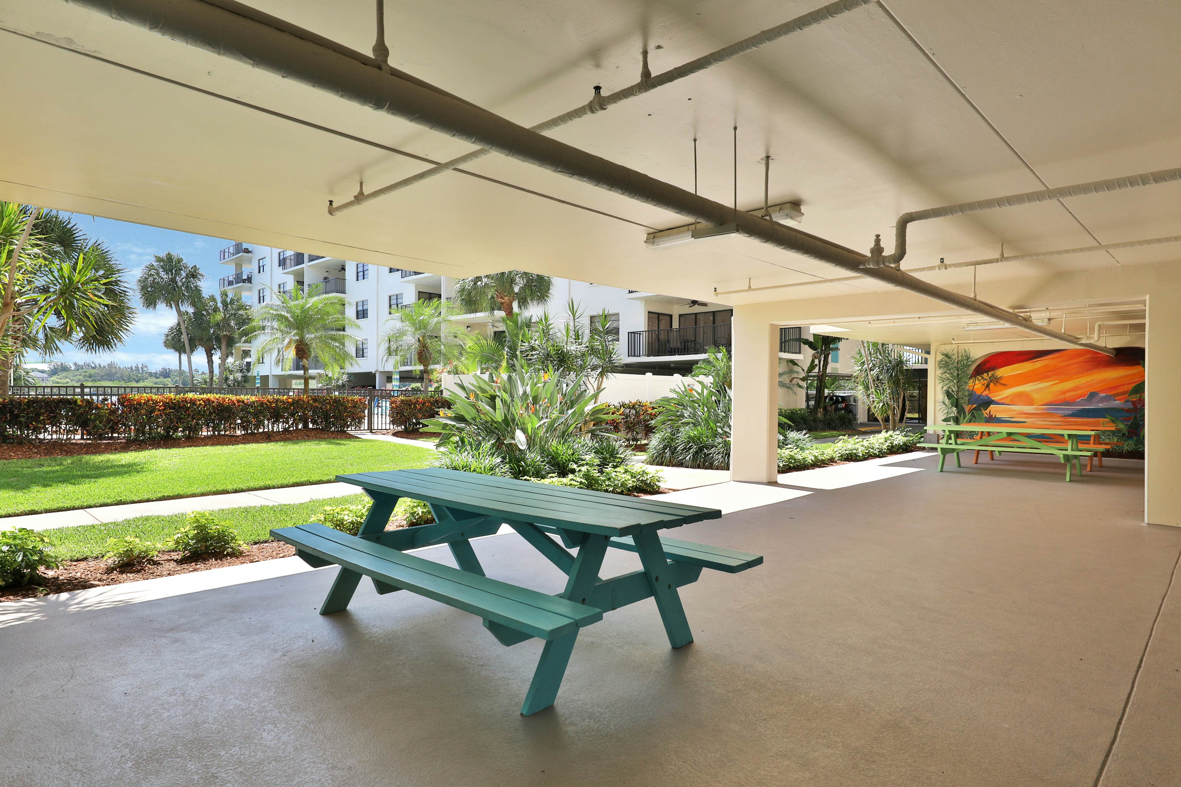 Light & airy condo with balcony, pool, hot tub & beach access