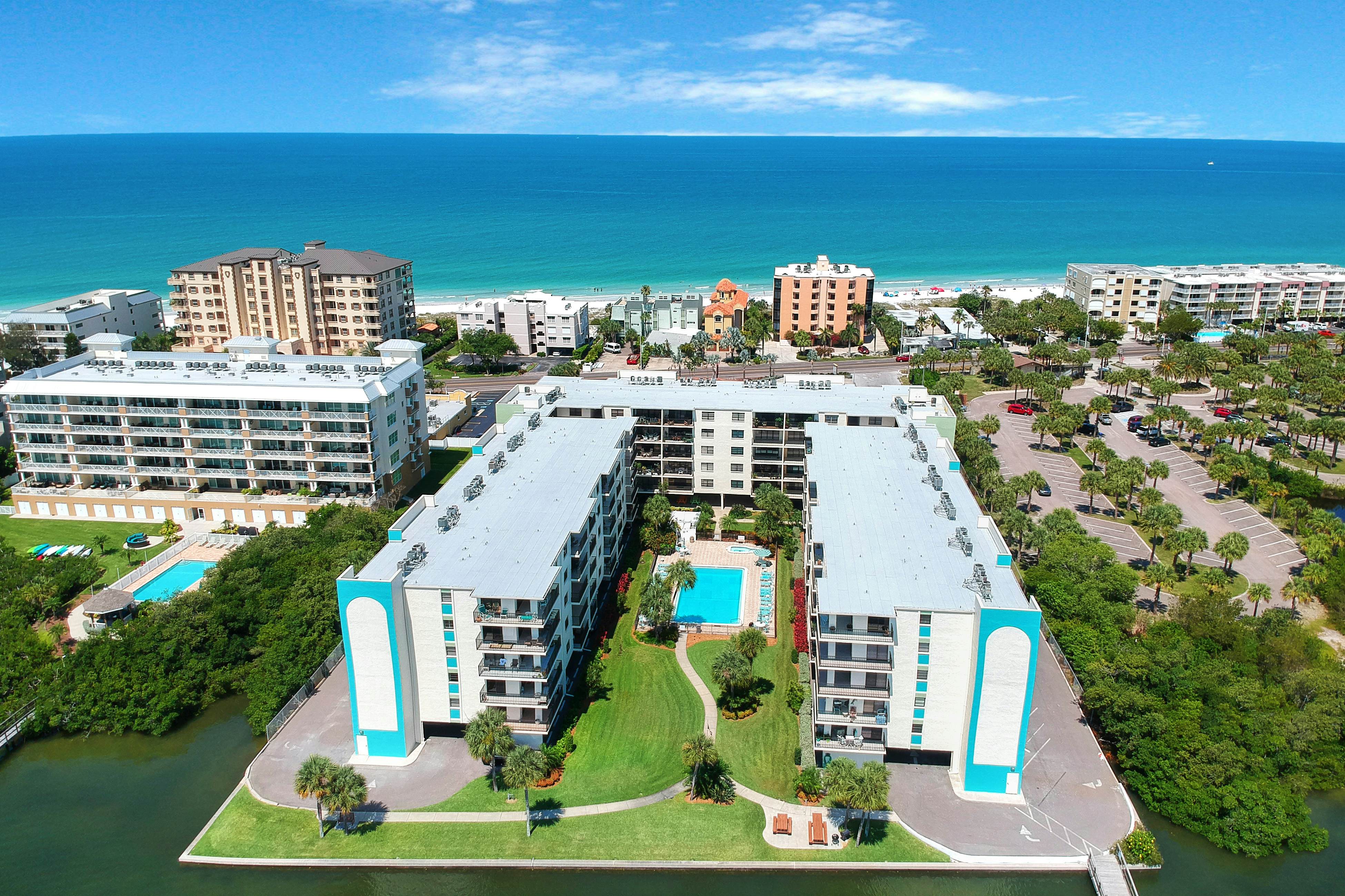 Light & airy condo with balcony, pool, hot tub & beach access
