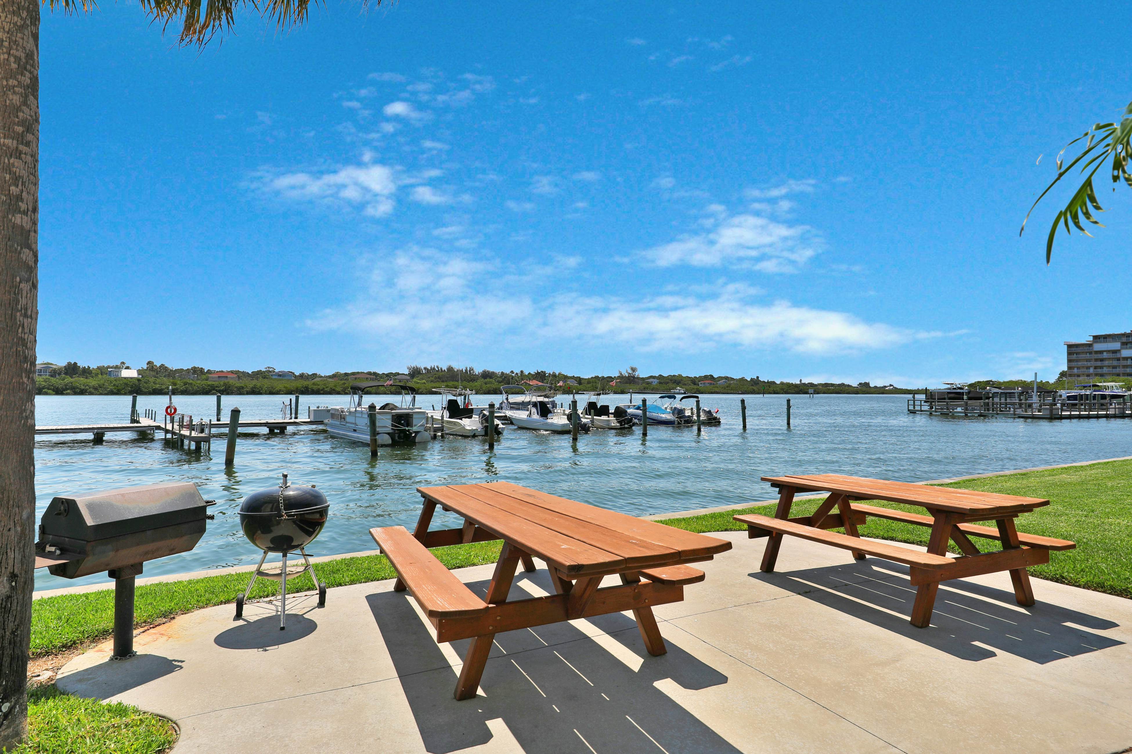 Light & airy condo with balcony, pool, hot tub & beach access