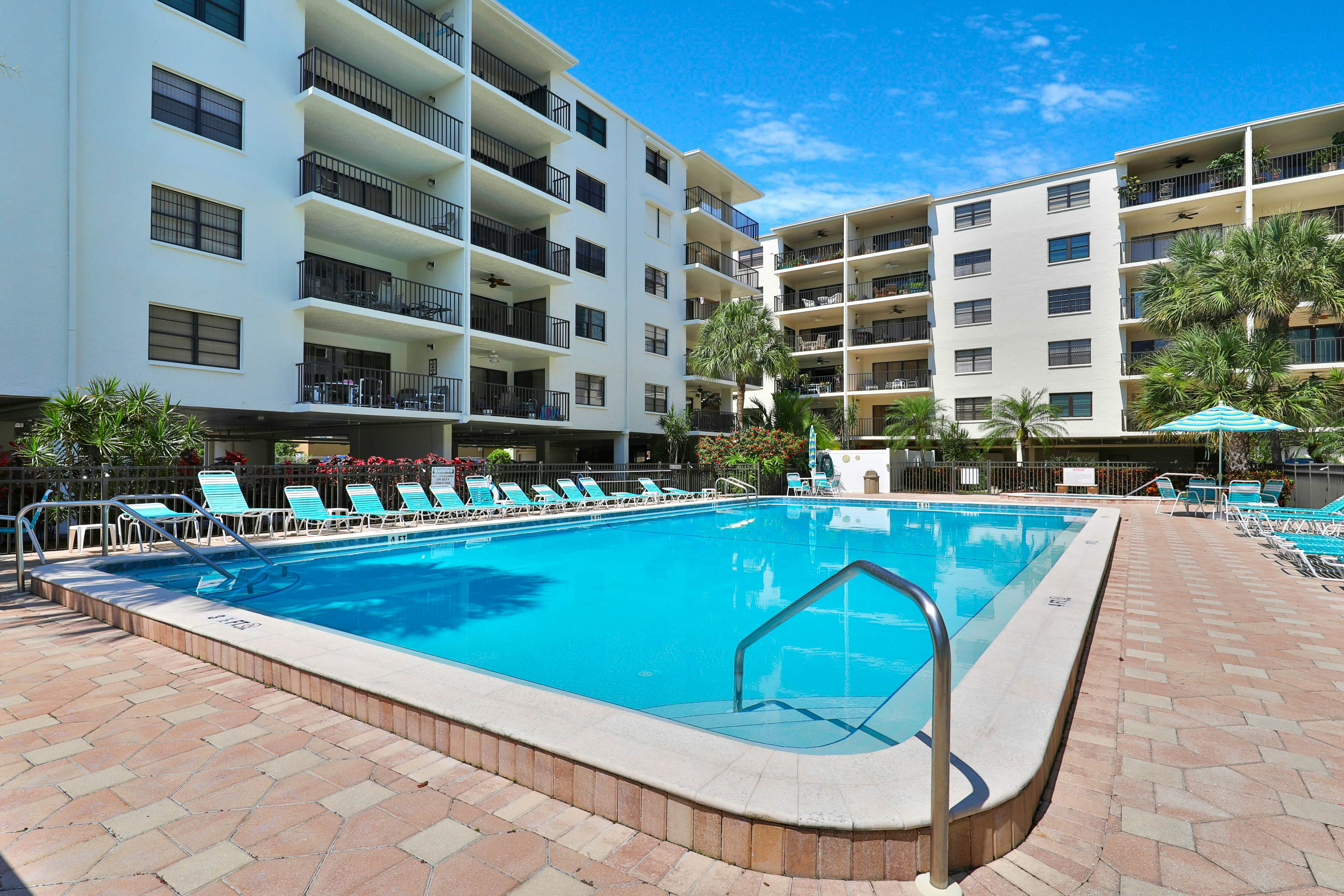 Light & airy condo with balcony, pool, hot tub & beach access