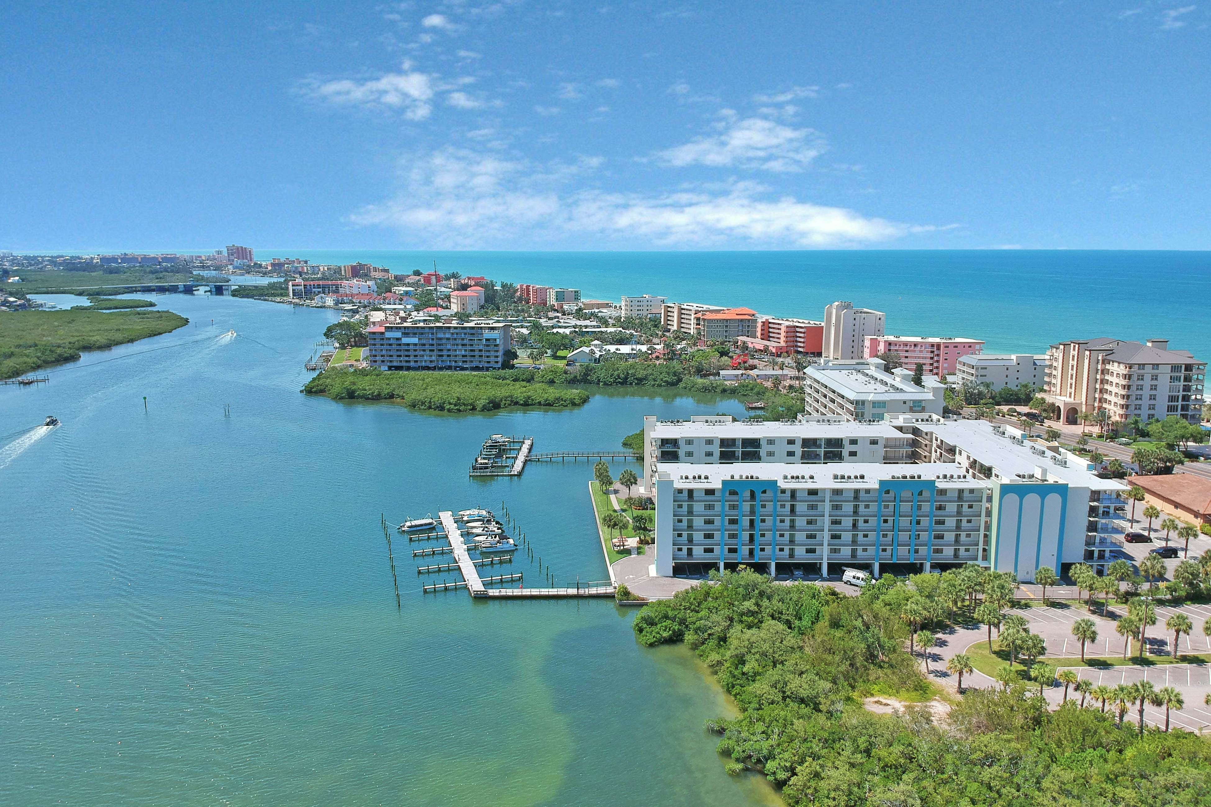 Light & airy condo with balcony, pool, hot tub & beach access