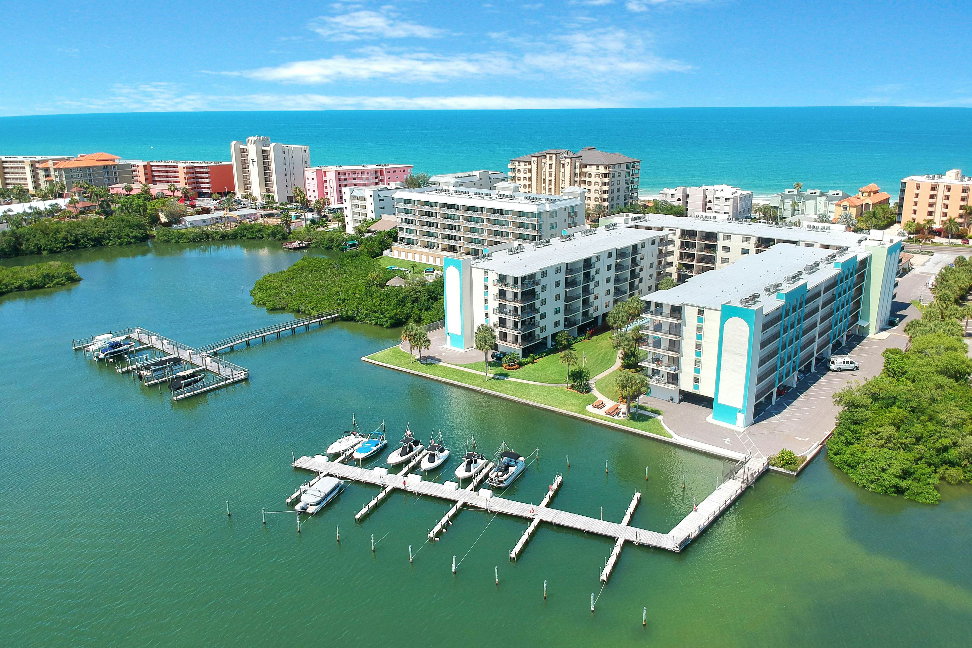 Light & airy condo with balcony, pool, hot tub & beach access