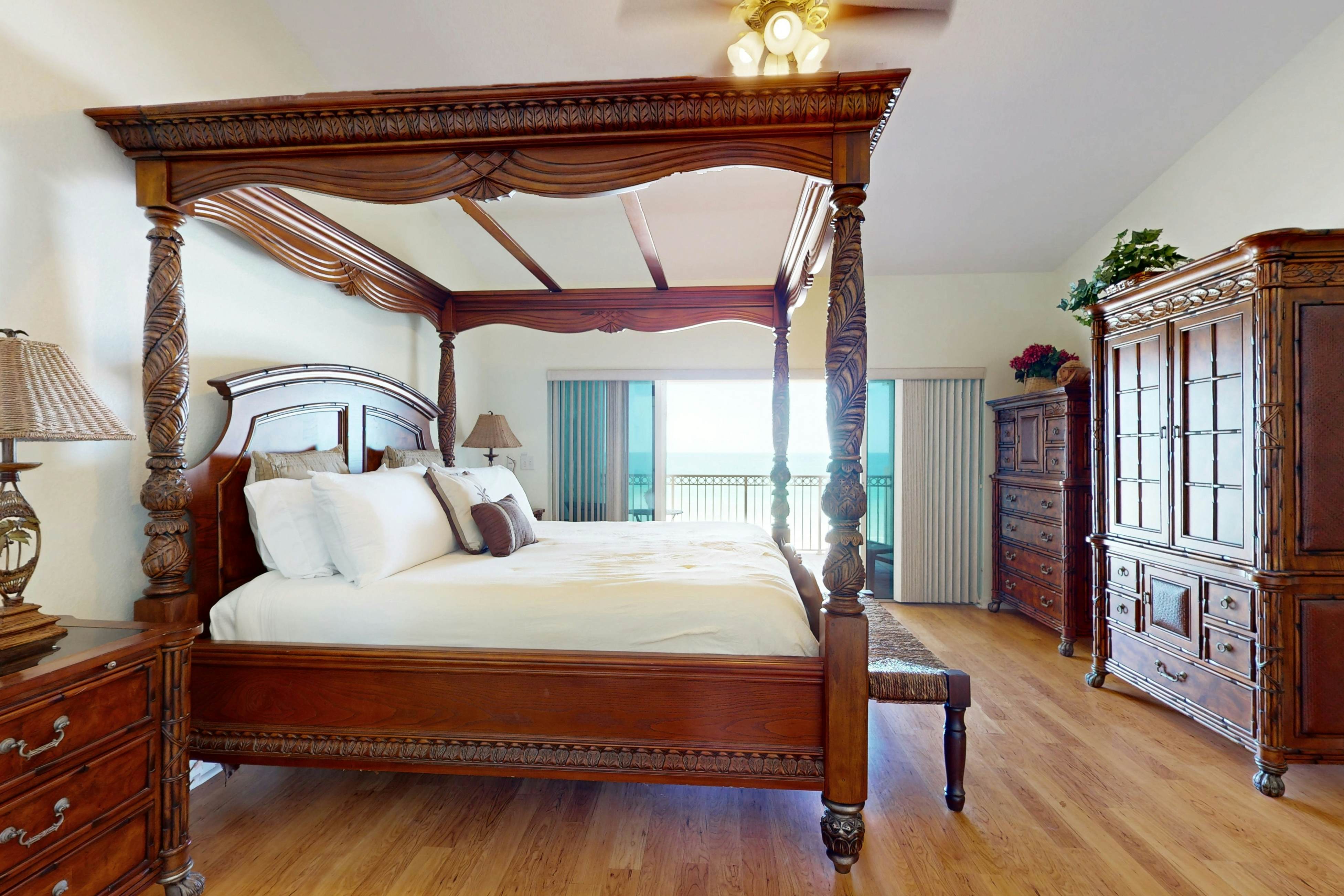 Gulf-front townhome right on the beach with pool & balcony - snowbird-friendly