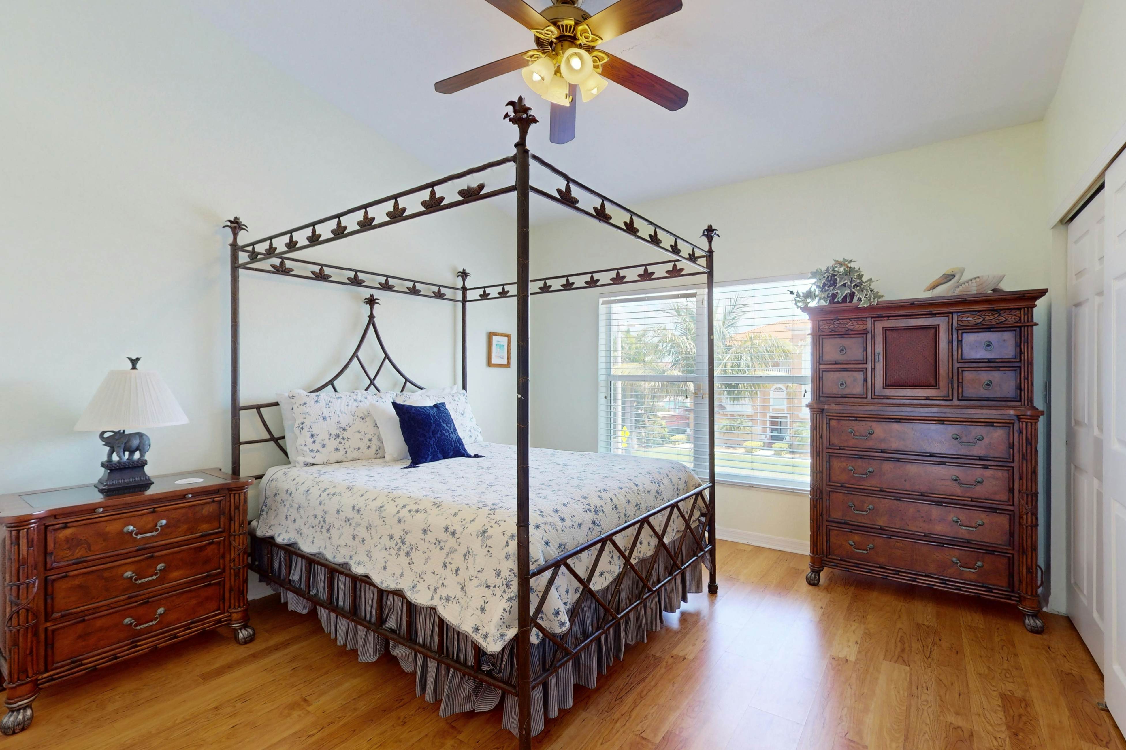 Gulf-front townhome right on the beach with pool & balcony - snowbird-friendly