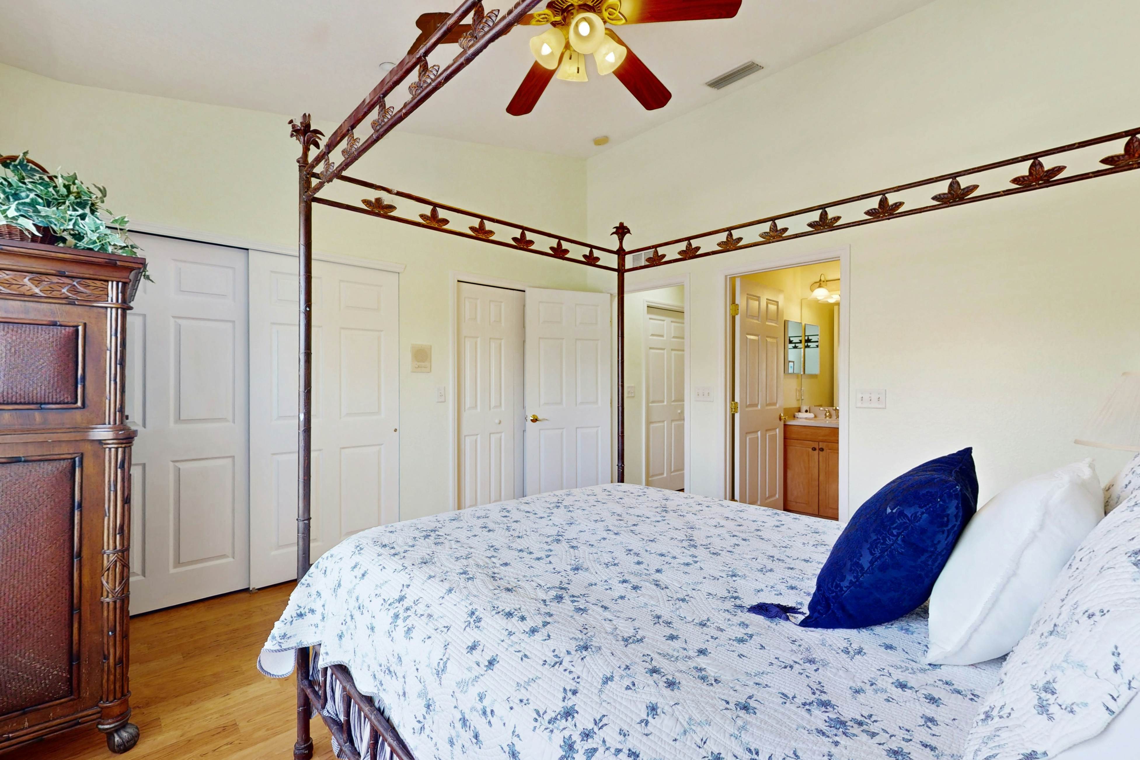 Gulf-front townhome right on the beach with pool & balcony - snowbird-friendly