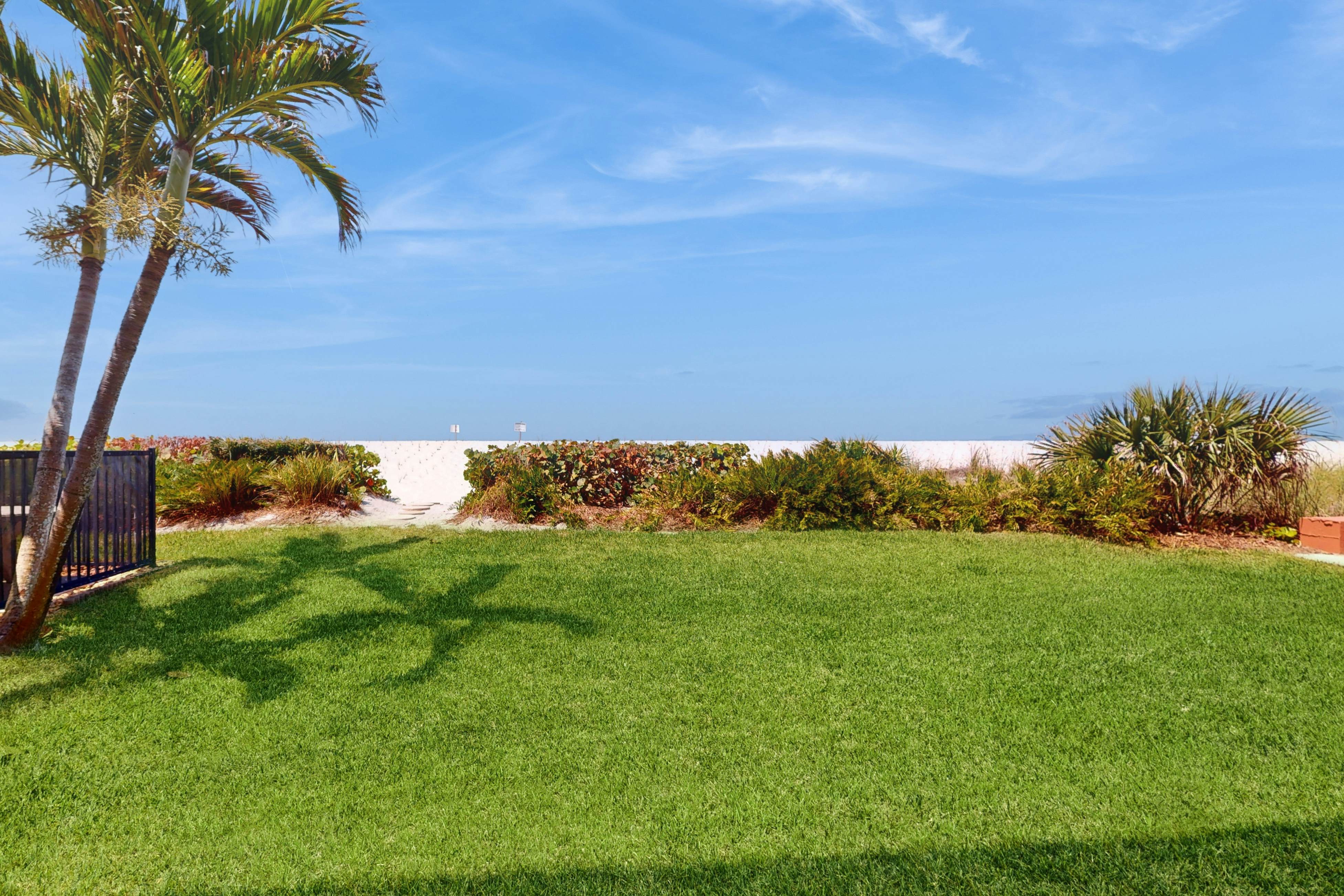 Gulf-front townhome right on the beach with pool & balcony - snowbird-friendly