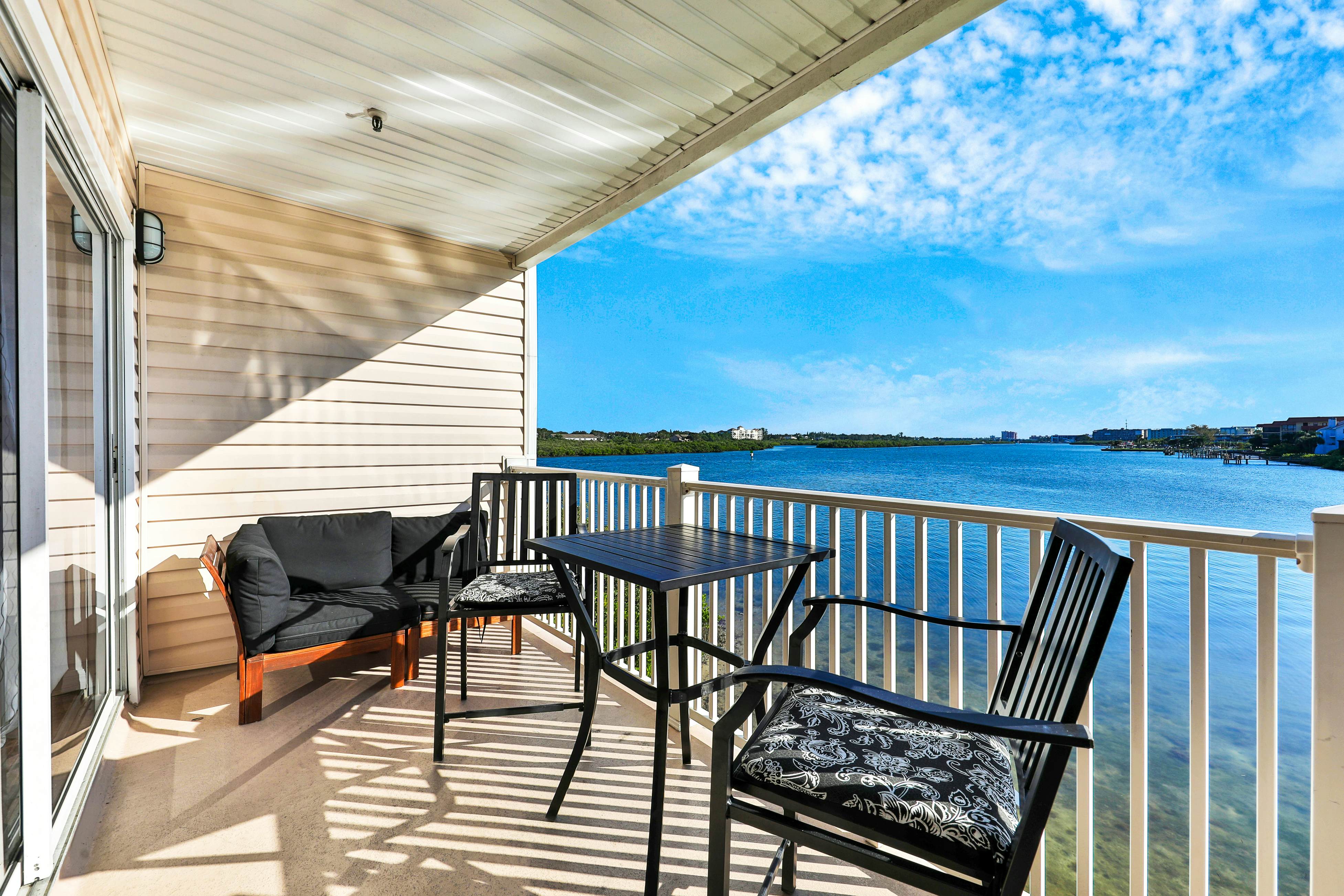 Waterfront condo with shared heated pool and splendid views - Dogs ok