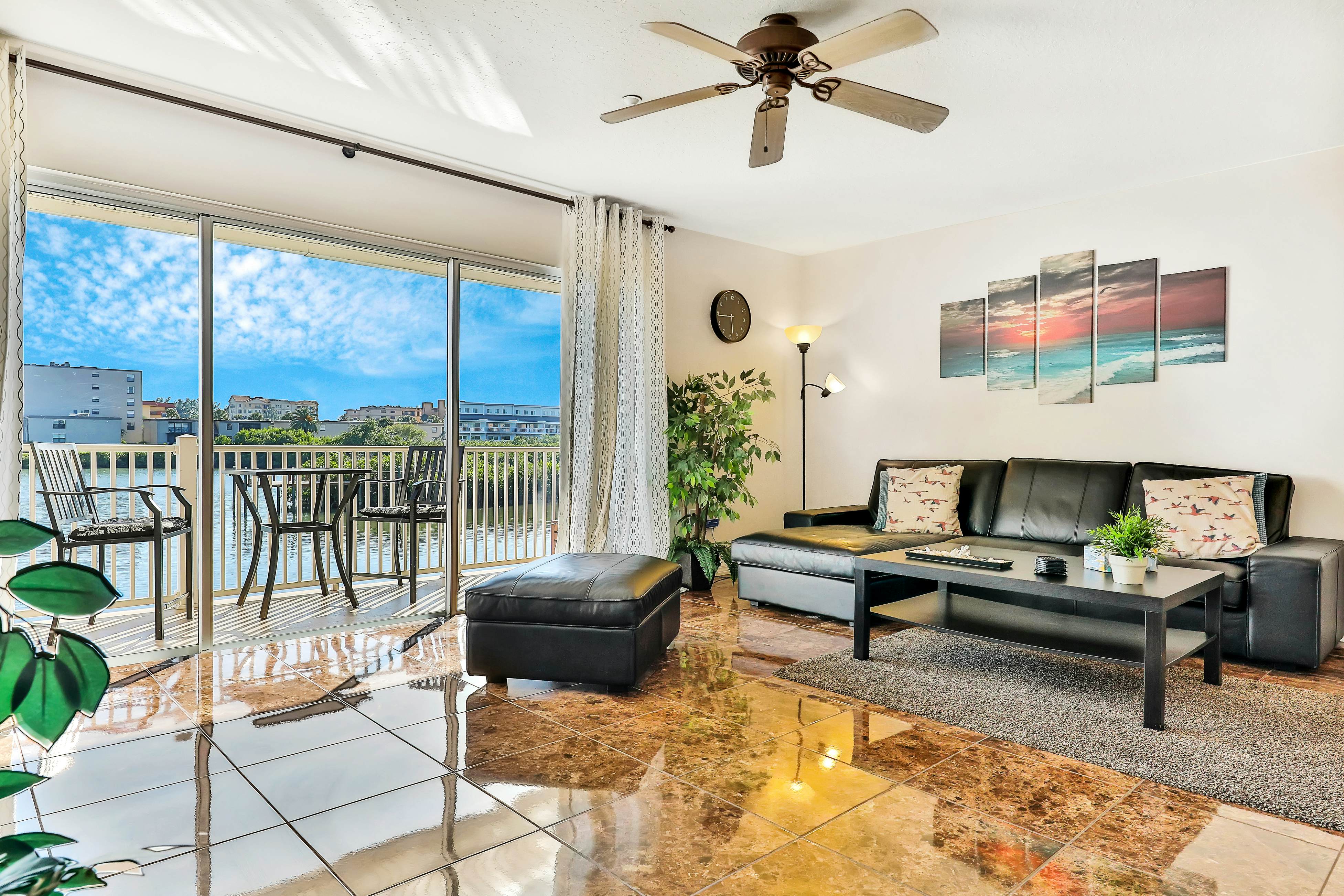 Waterfront condo with shared heated pool and splendid views - Dogs ok