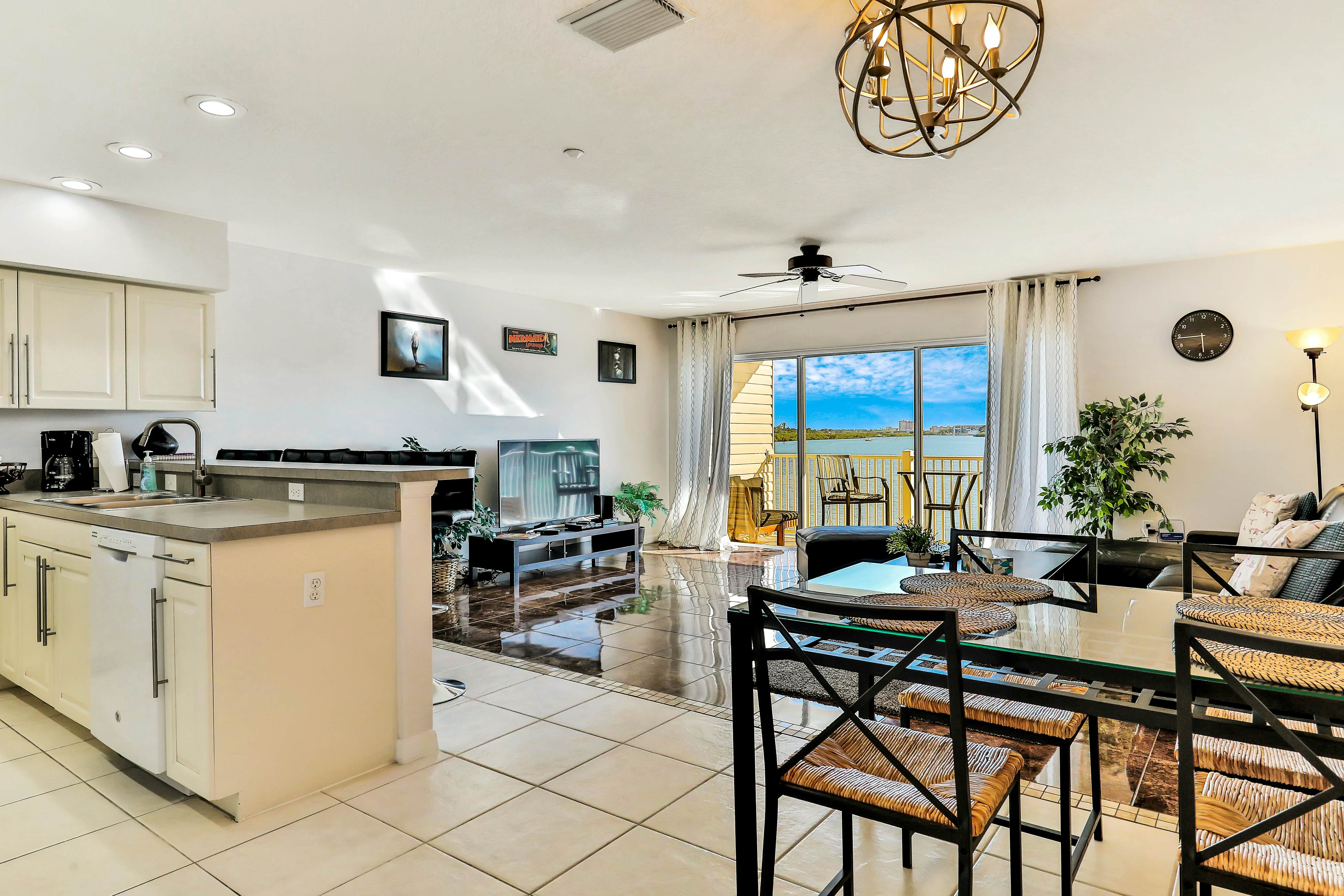 Waterfront condo with shared heated pool and splendid views - Dogs ok