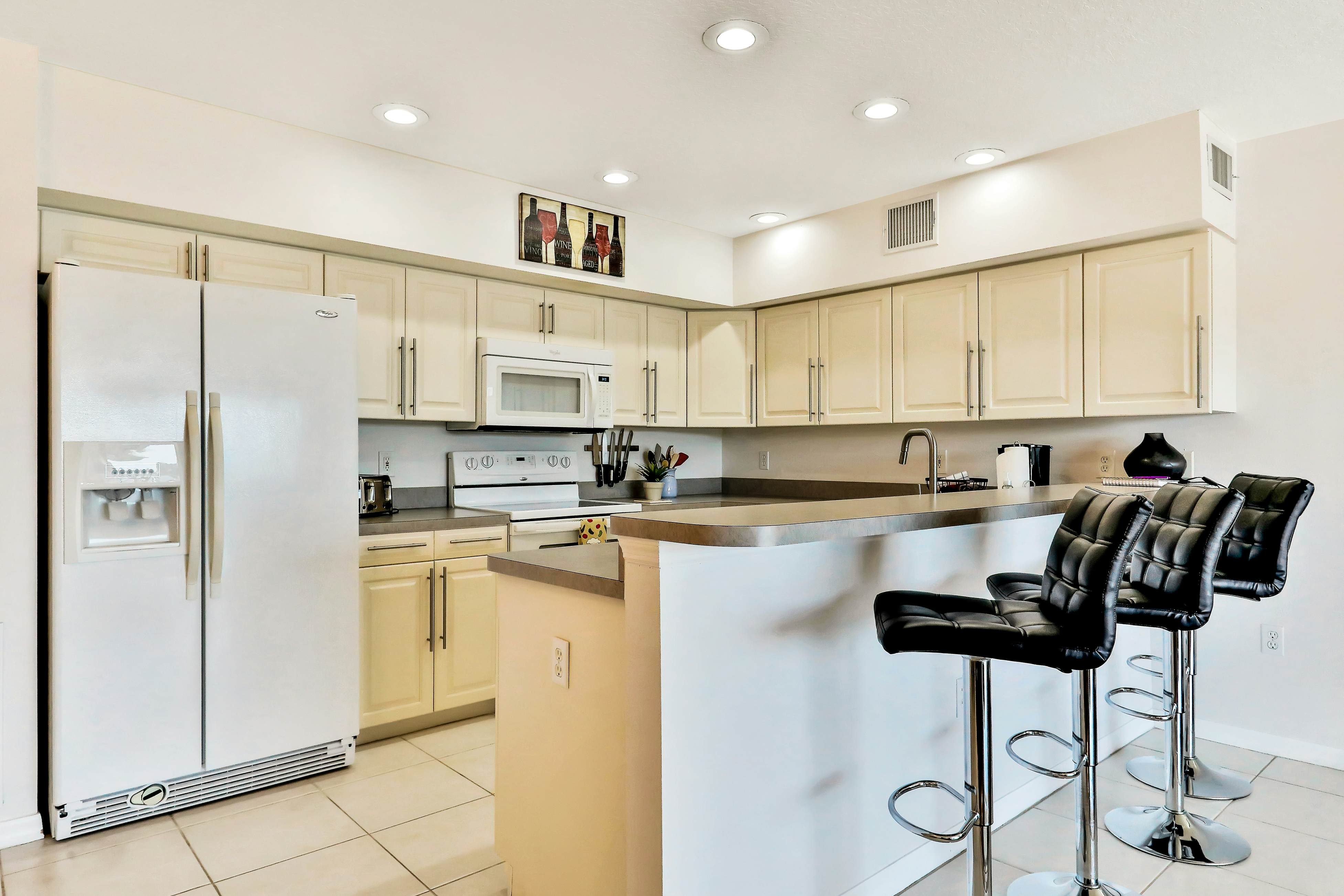 Waterfront condo with shared heated pool and splendid views - Dogs ok