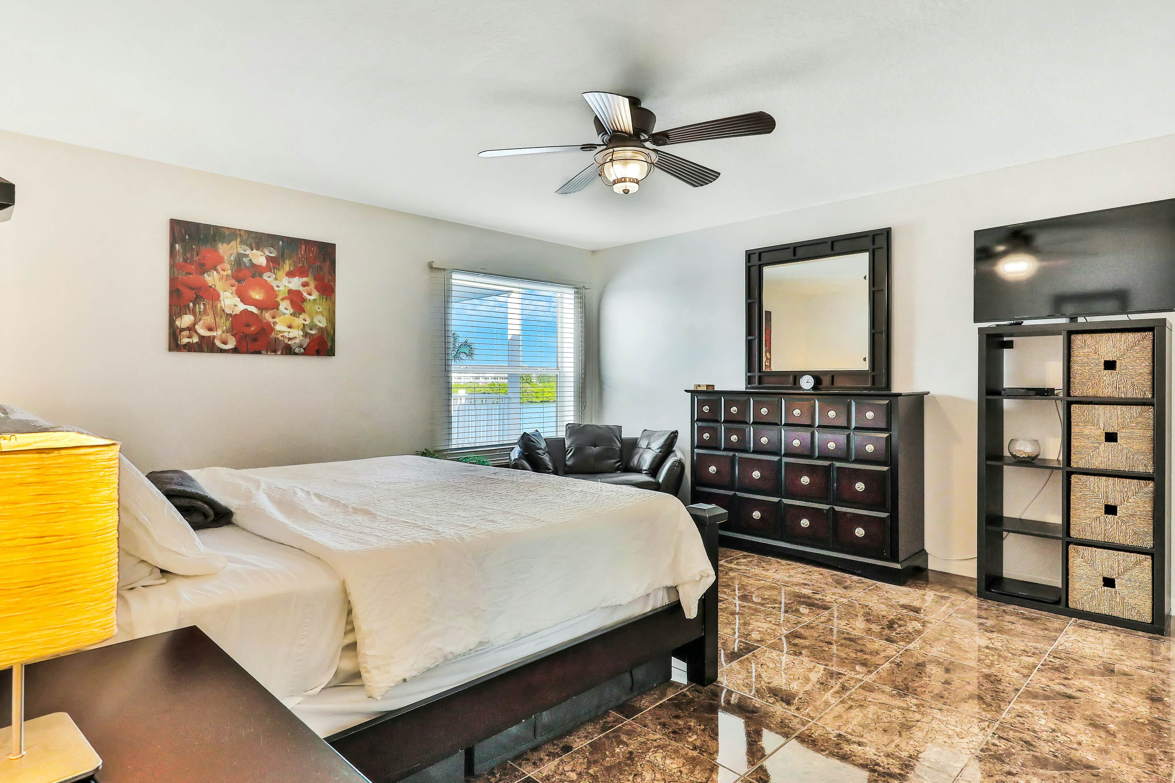 Waterfront condo with shared heated pool and splendid views - Dogs ok