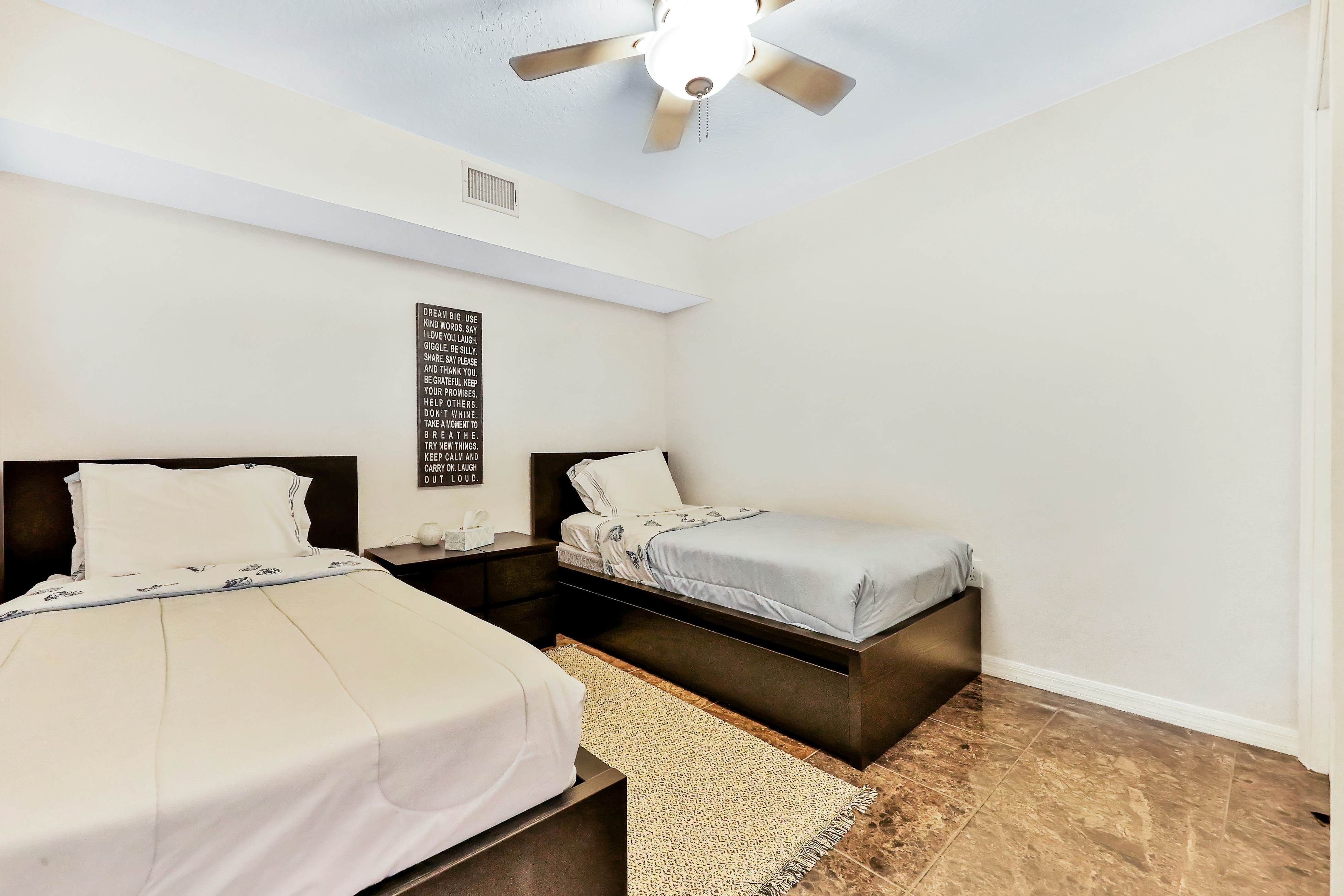 Waterfront condo with shared heated pool and splendid views - Dogs ok