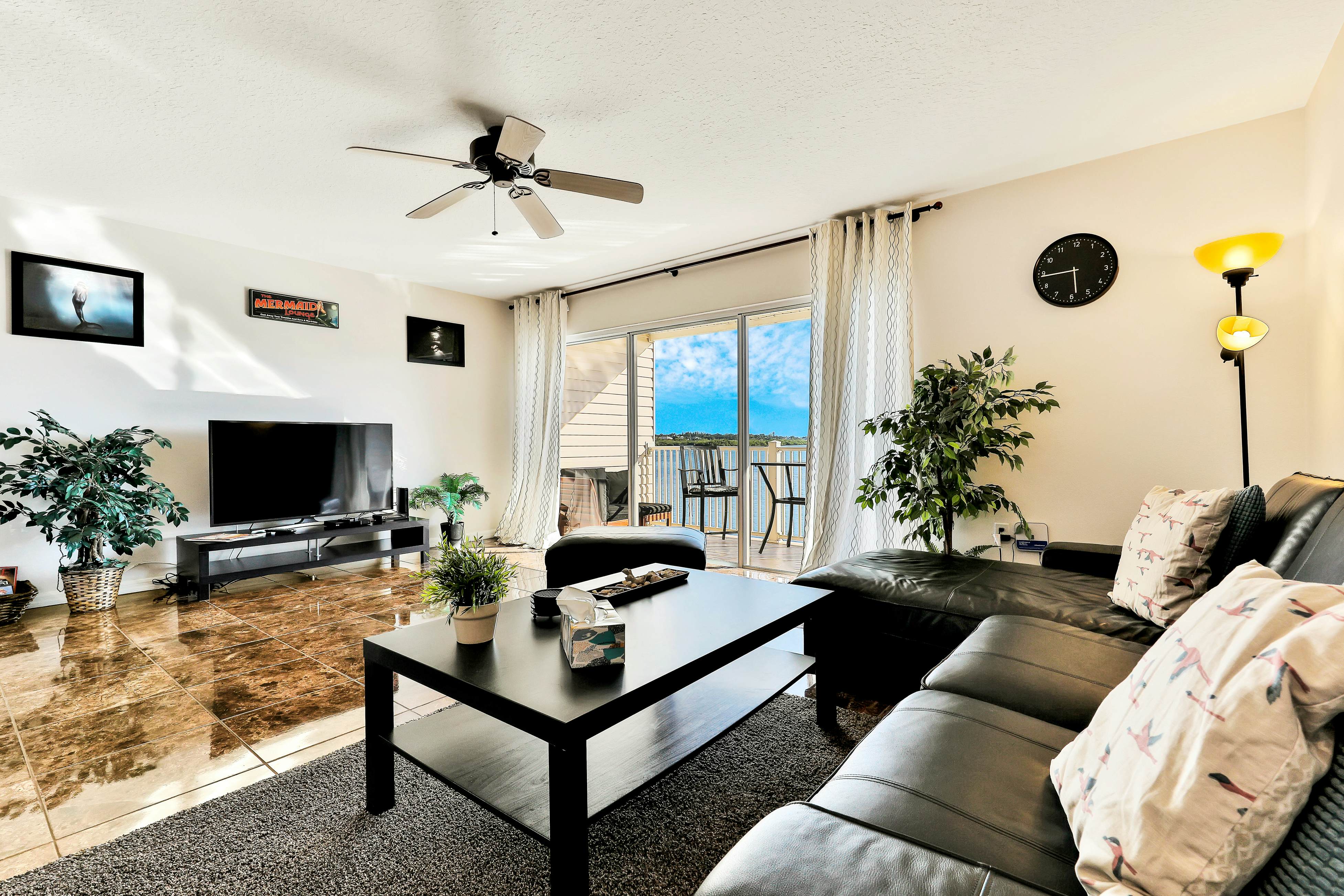 Waterfront condo with shared heated pool and splendid views - Dogs ok