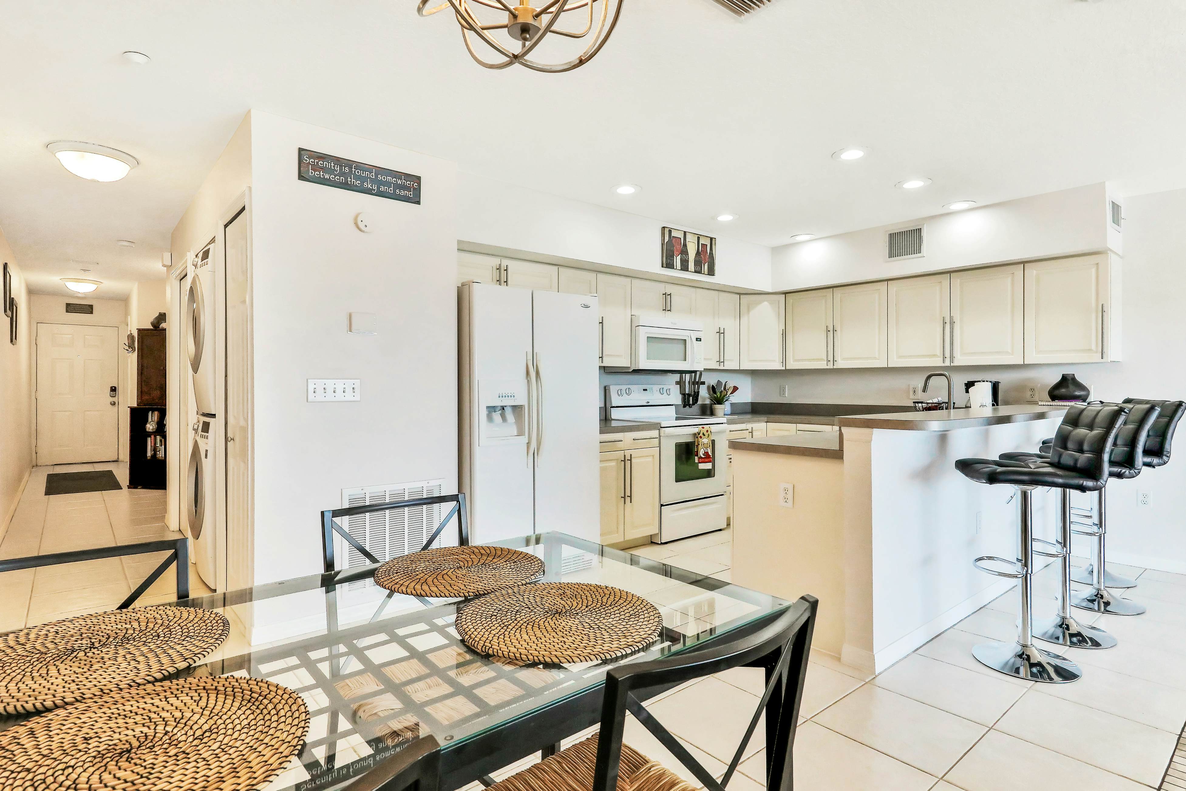 Waterfront condo with shared heated pool and splendid views - Dogs ok