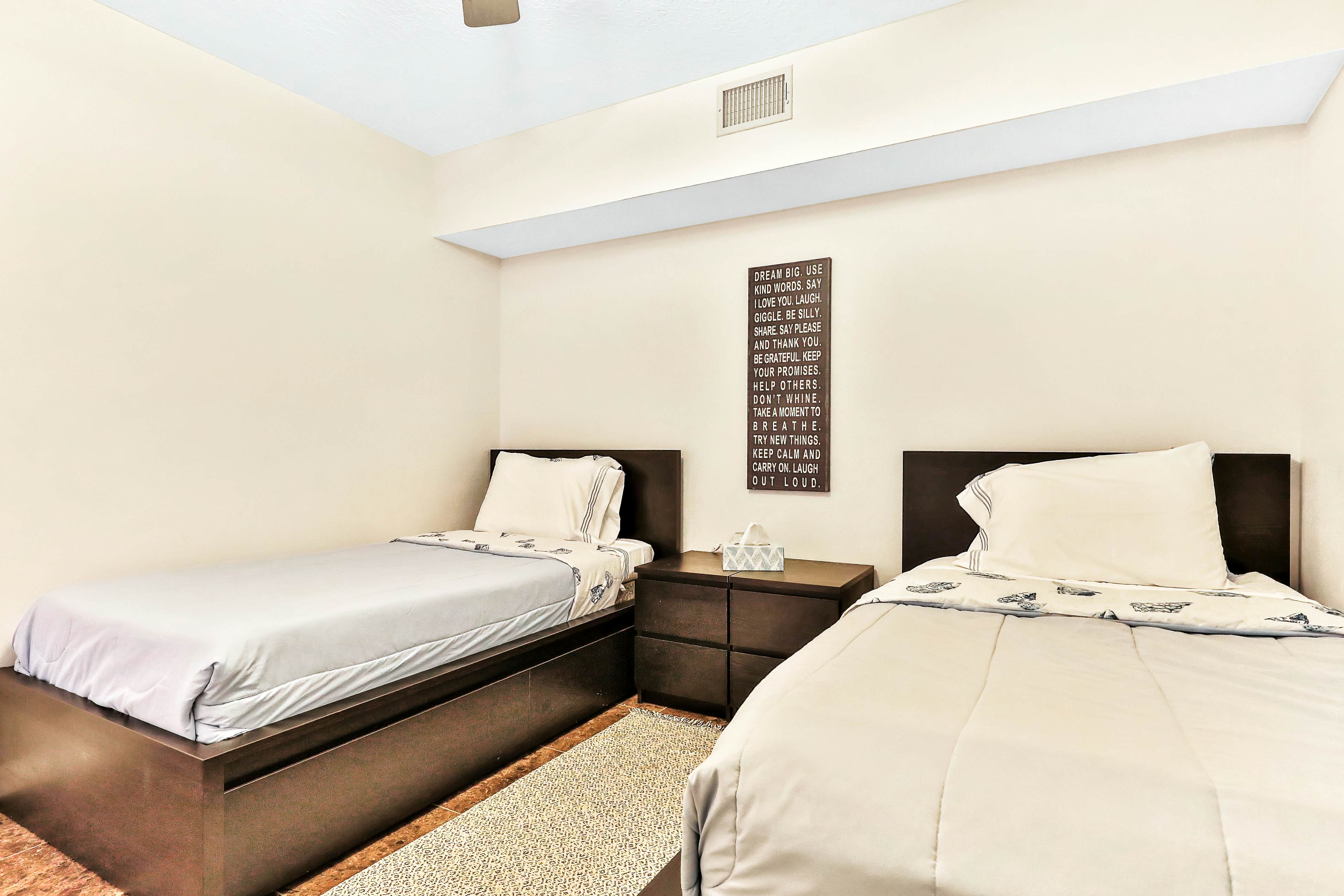 Waterfront condo with shared heated pool and splendid views - Dogs ok