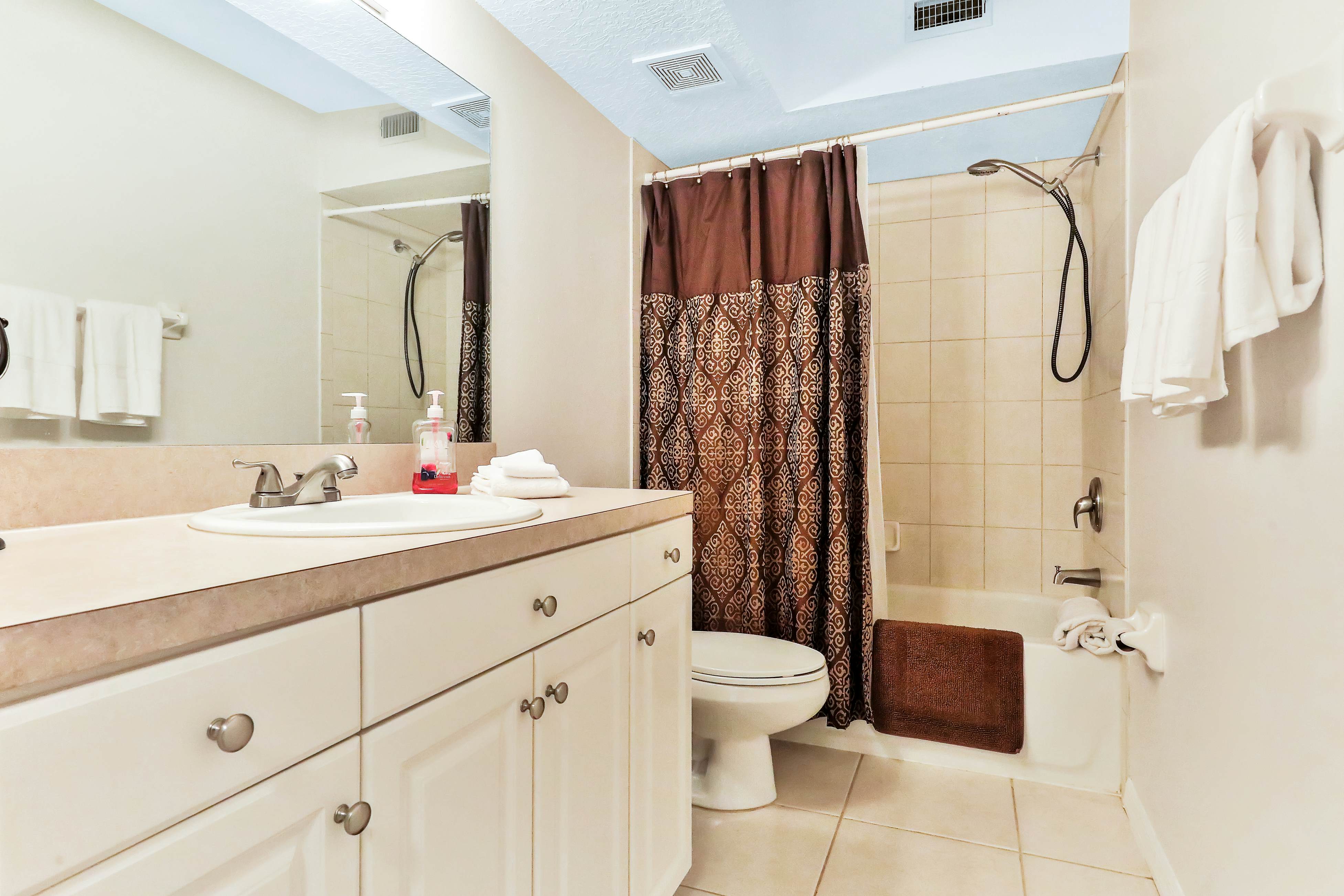 Waterfront condo with shared heated pool and splendid views - Dogs ok