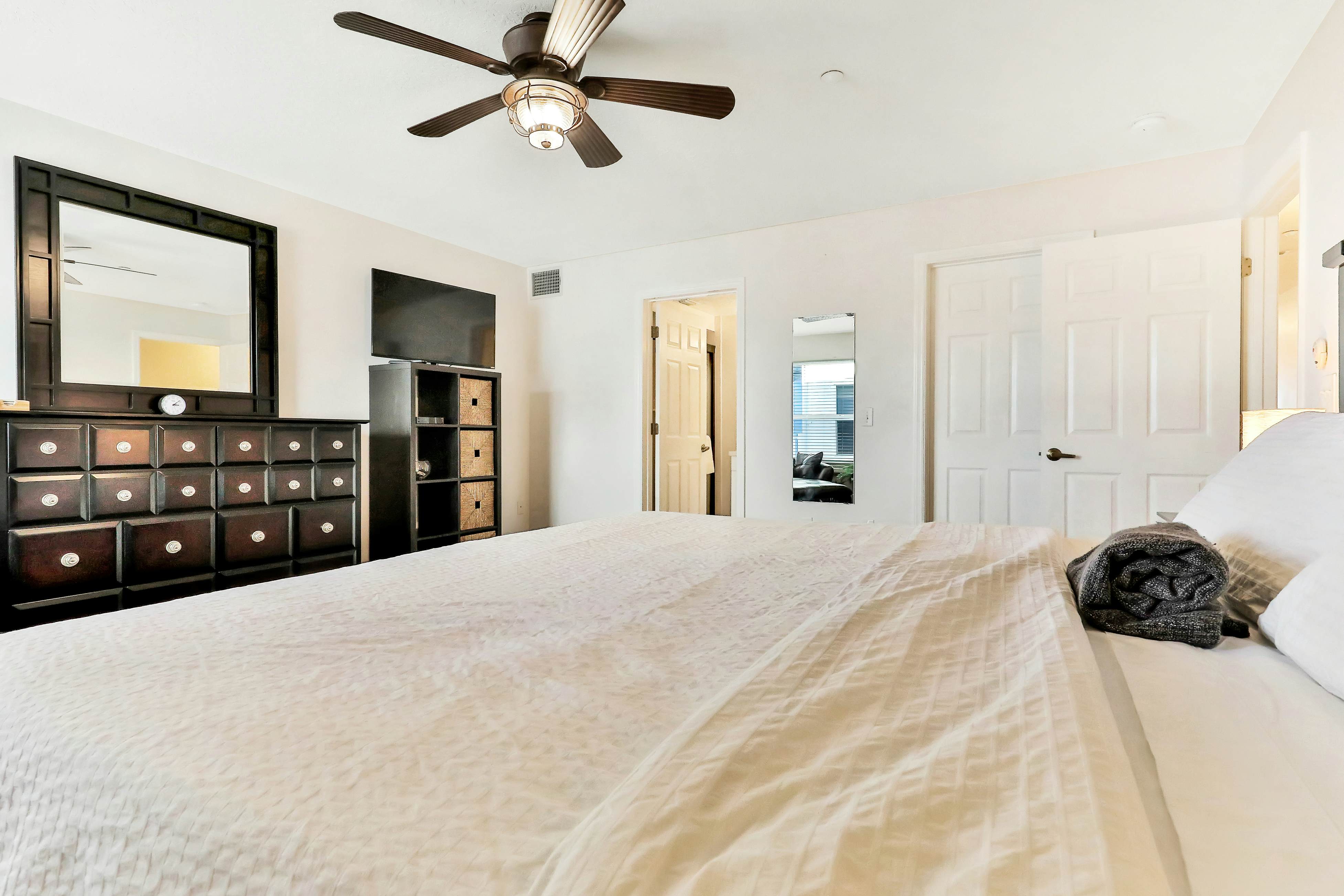 Waterfront condo with shared heated pool and splendid views - Dogs ok